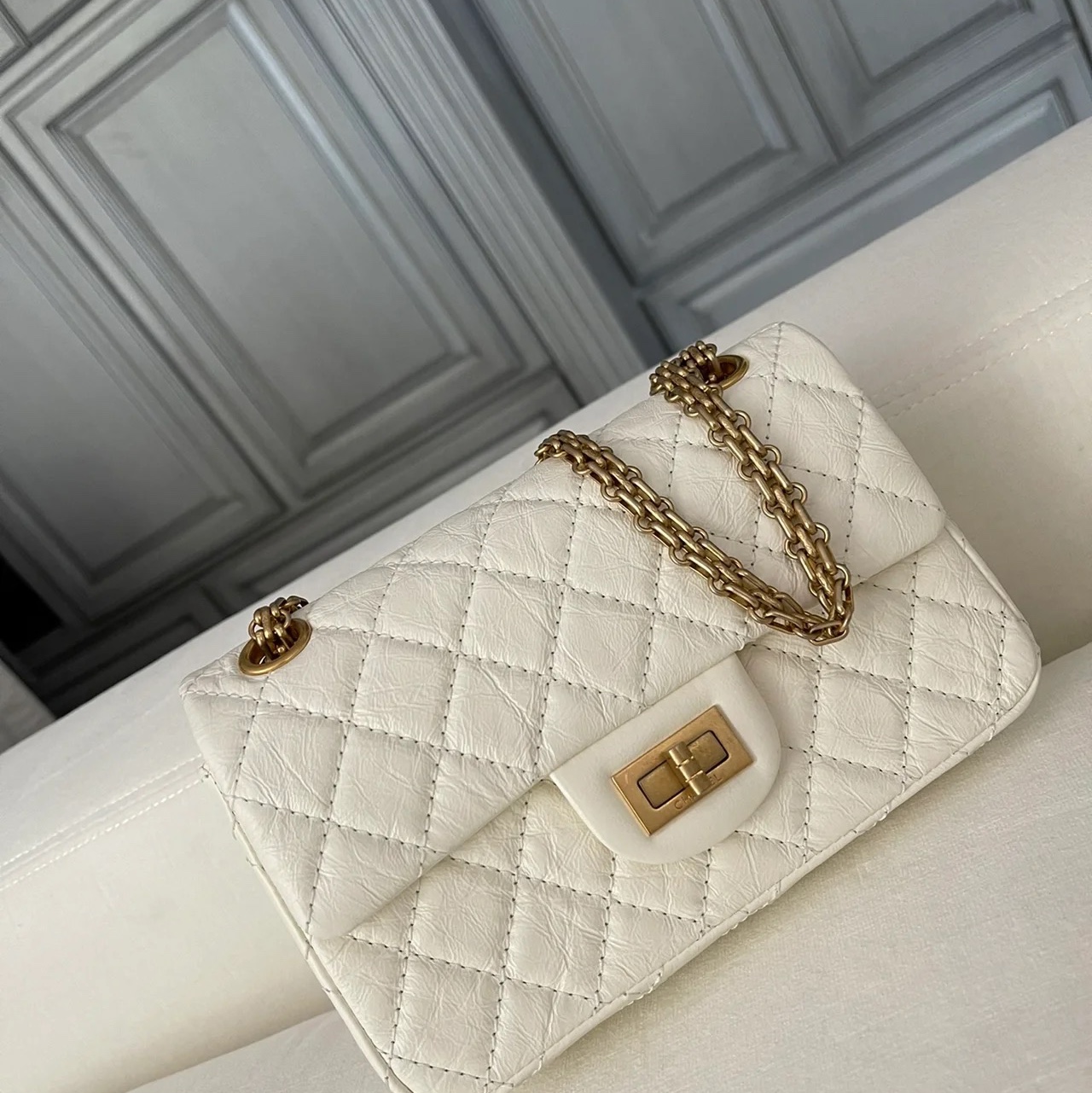 Chanel Mini 2.55 Handbag Aged Calfskin & Gold White 착용 스타일 - 3