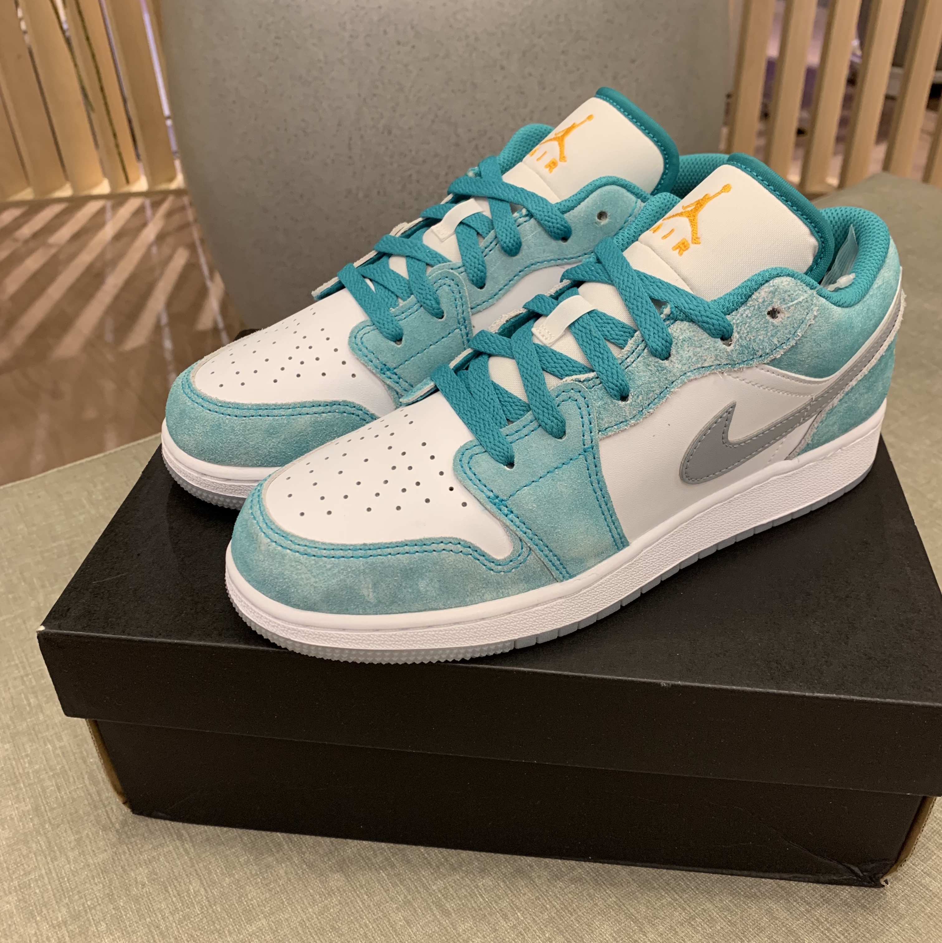 (GS) Jordan 1 Low SE New Emerald 착용 스타일 - 3