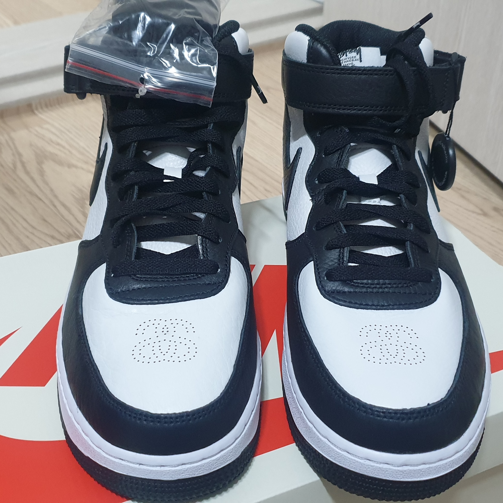 Nike x Stussy Air Force 1 '07 Mid SP Black and Light Bone 착용 스타일 - 4