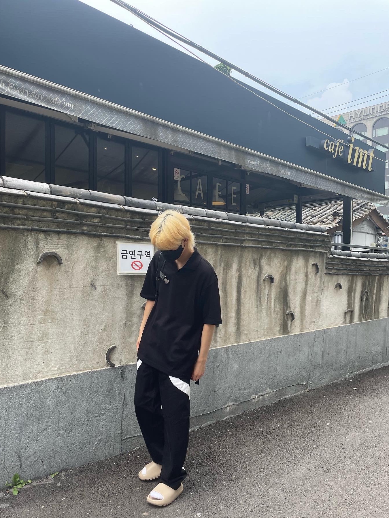 Adidas Yeezy Slide Pure - Re-Release Ver. 착용 스타일 - 4