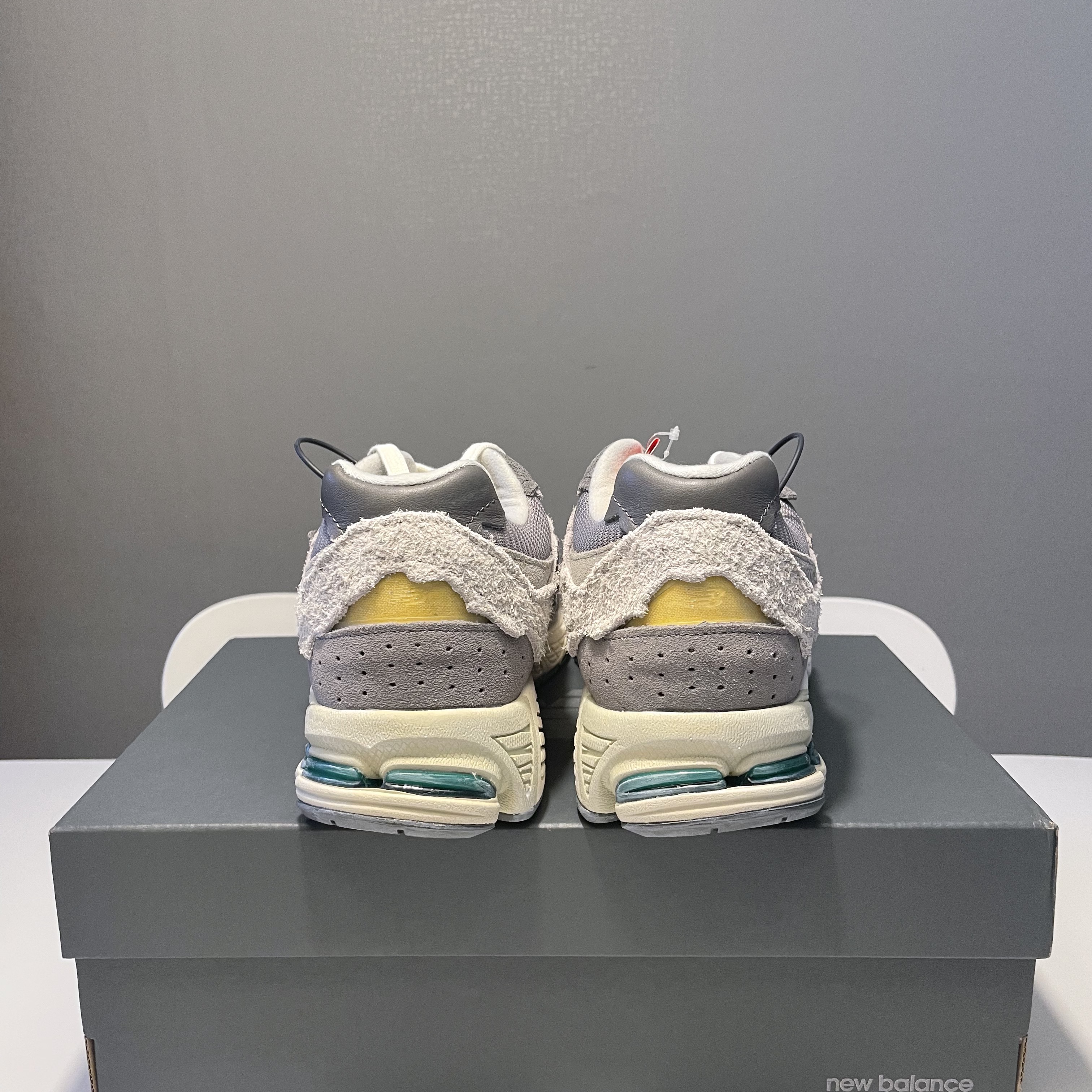 New Balance 2002R Protection Pack Rain Cloud 착용 스타일 - 5