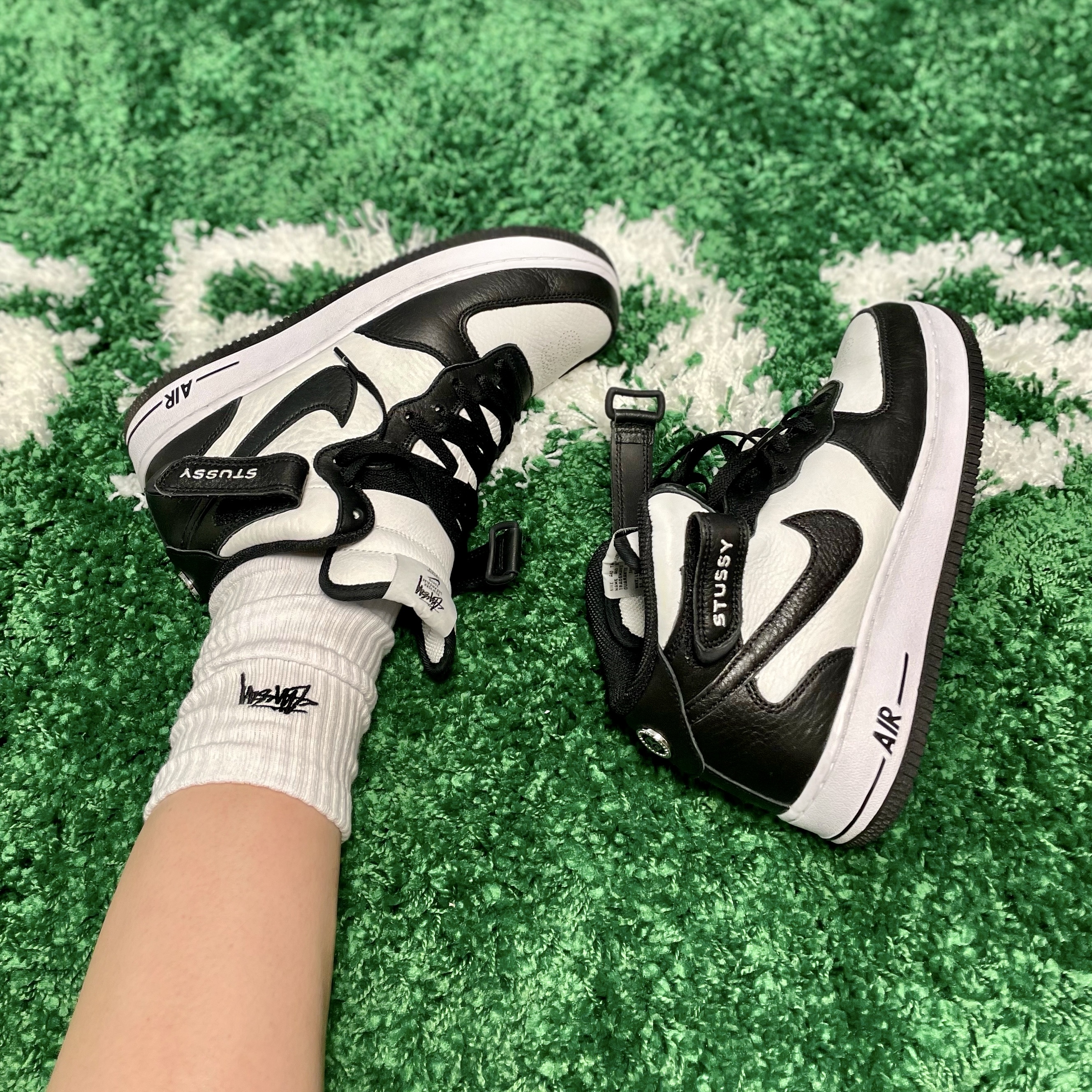 Nike x Stussy Air Force 1 '07 Mid SP Black and Light Bone, Stussy Small Stock Crew Socks White (3 Pack) 착용 스타일