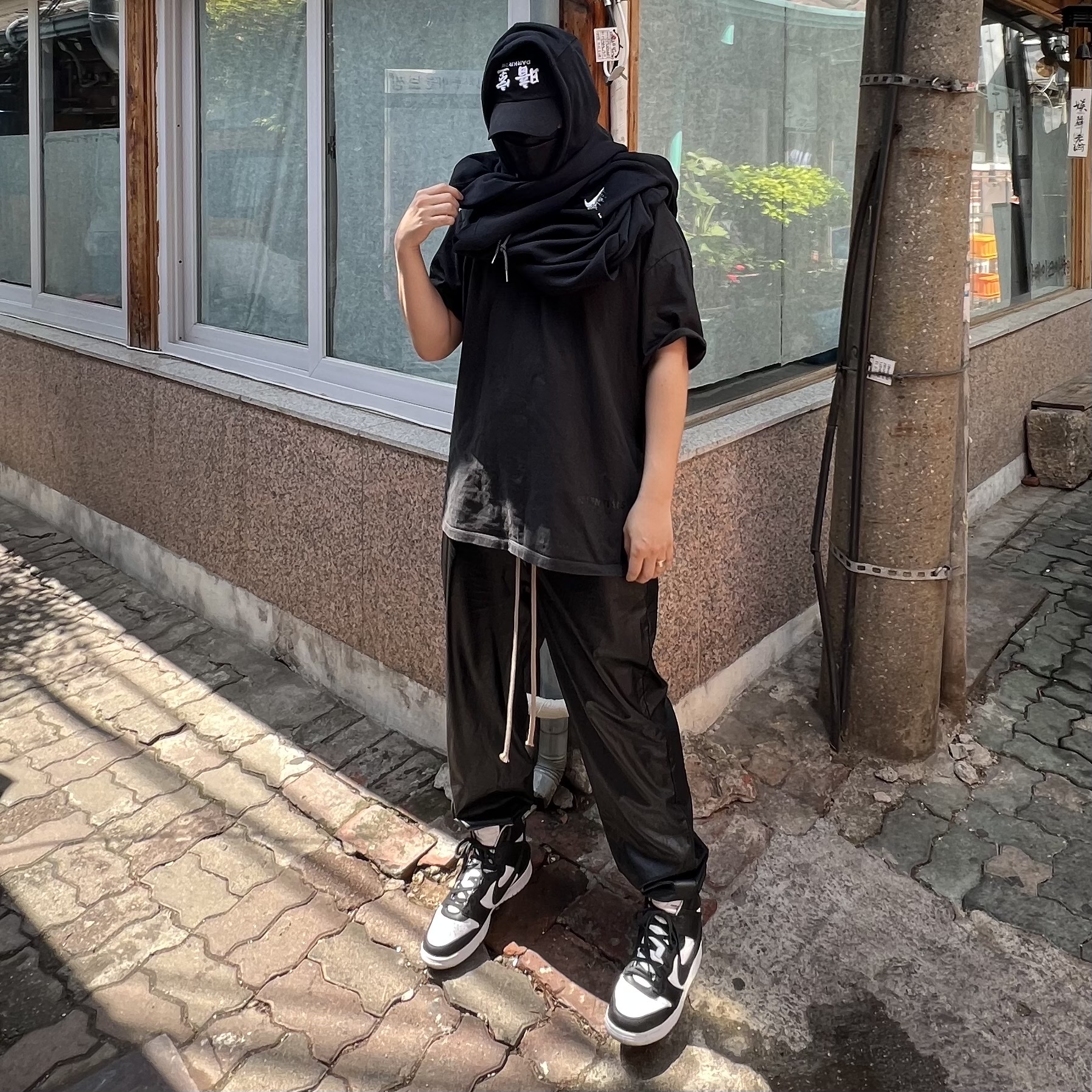 Darkr8m Studio Upside Down White Logo Cap, Nike x Ambush Dunk High Black 착용 스타일