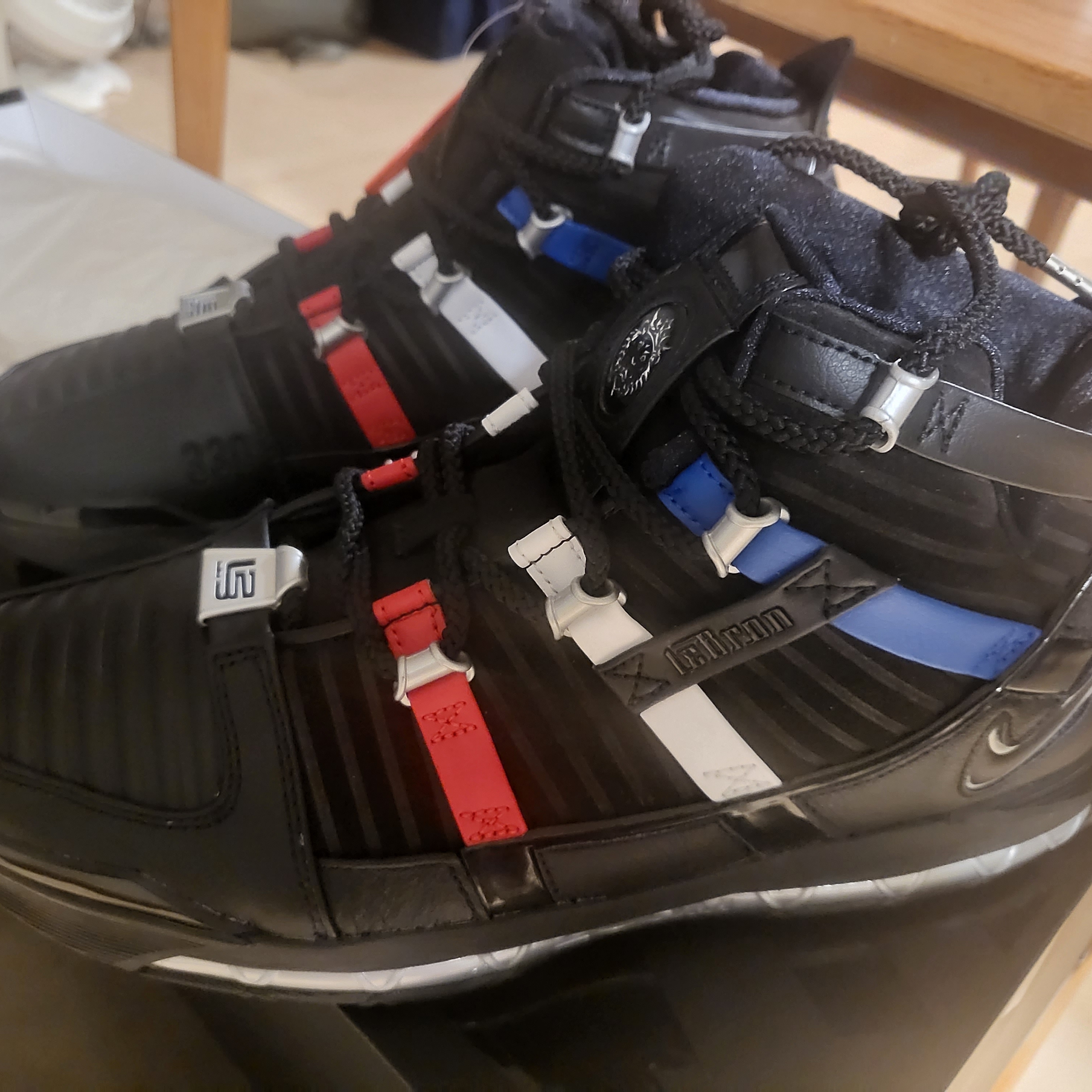 Nike Zoom LeBron 3 QS Black and University Red 착용 스타일 - 1