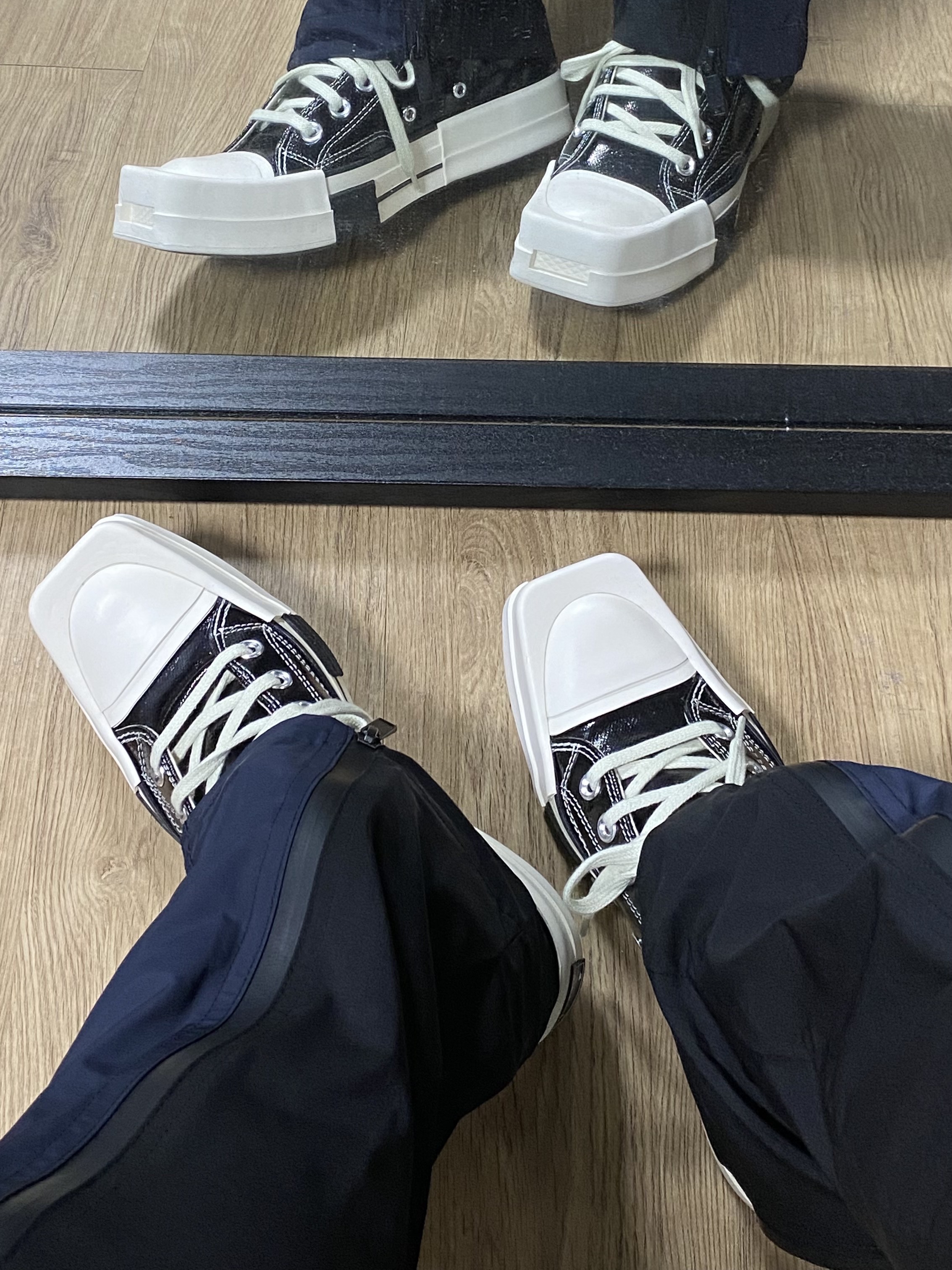 Converse x Drkshdw Turbodrk Chuck 70 Hi Black Lacquered Denim 착용 스타일 - 2
