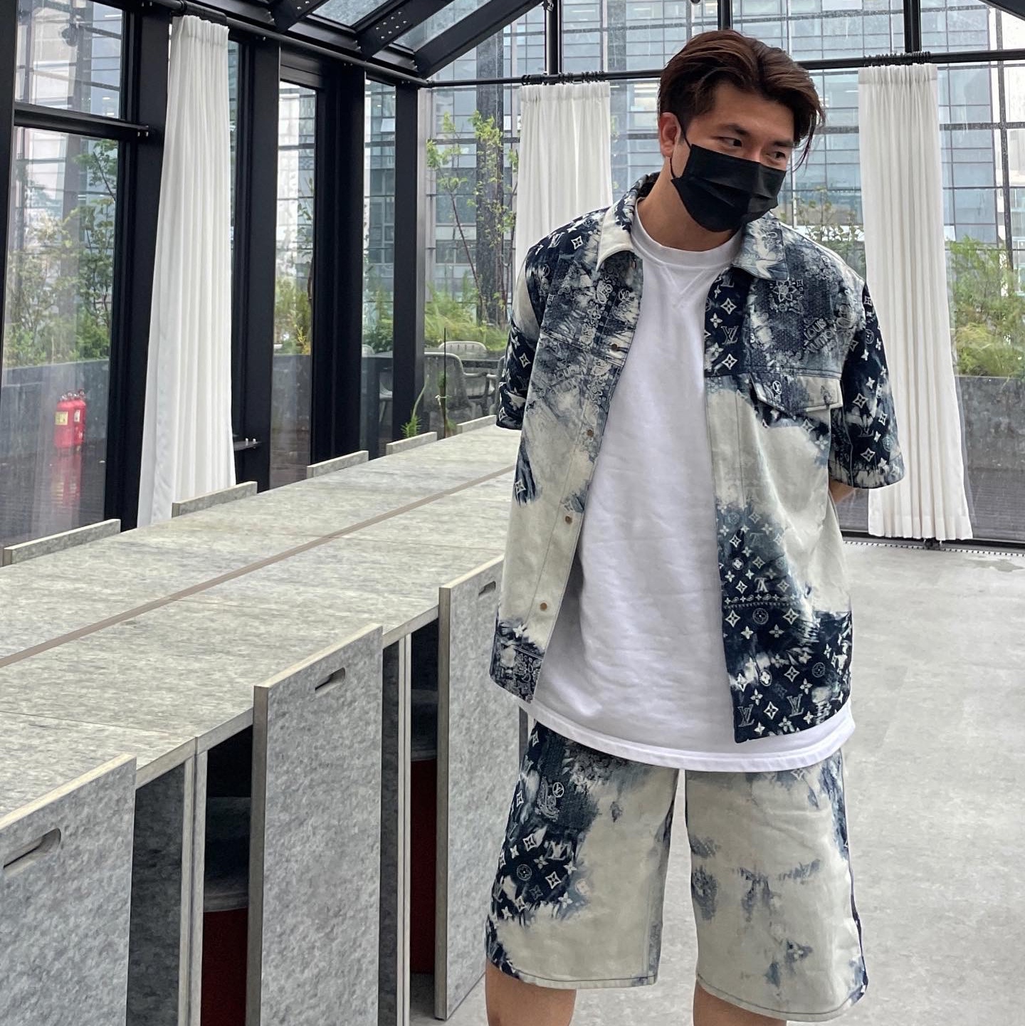 Louis Vuitton Monogram Bandana Short Sleeved Denim Shirt Indigo, Louis Vuitton Monogram Bandana Denim Shorts Indigo 착용 스타일 - 2