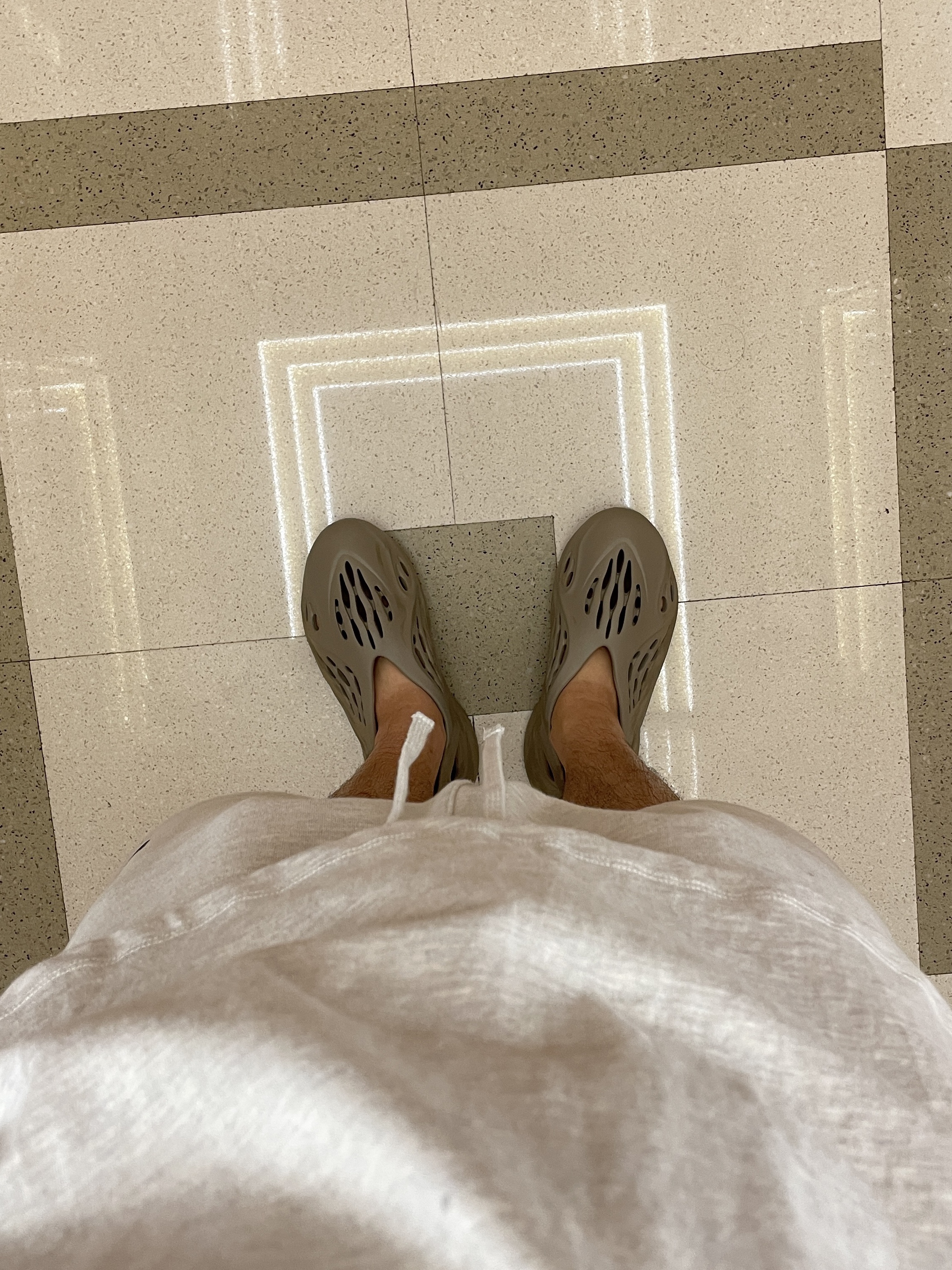 Adidas Yeezy Foam RNNR Stone Sage 착용 스타일