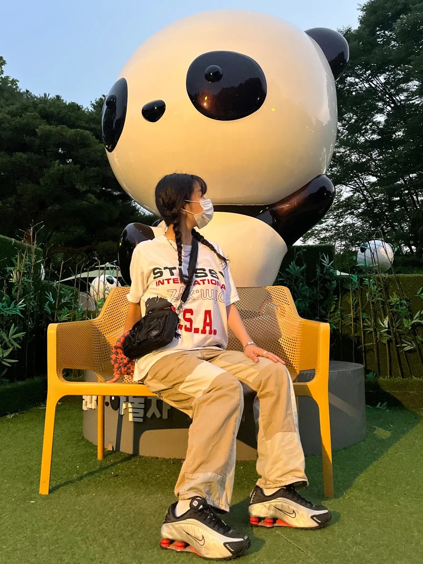 Nike Shox R4 Black and Metallic Silver, Stussy x Cactus Plant Flea Market USA 2019 T-Shirt White 착용 스타일 - 1