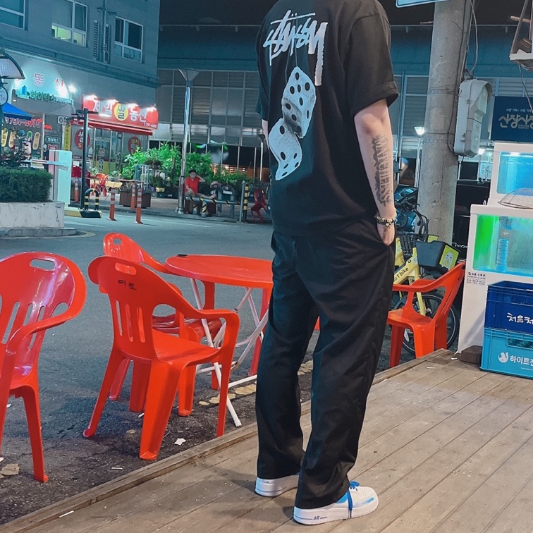 Stussy Fuzzy Dice T-Shirt Black, Nike Air Force 1 '07 Low White 착용 스타일