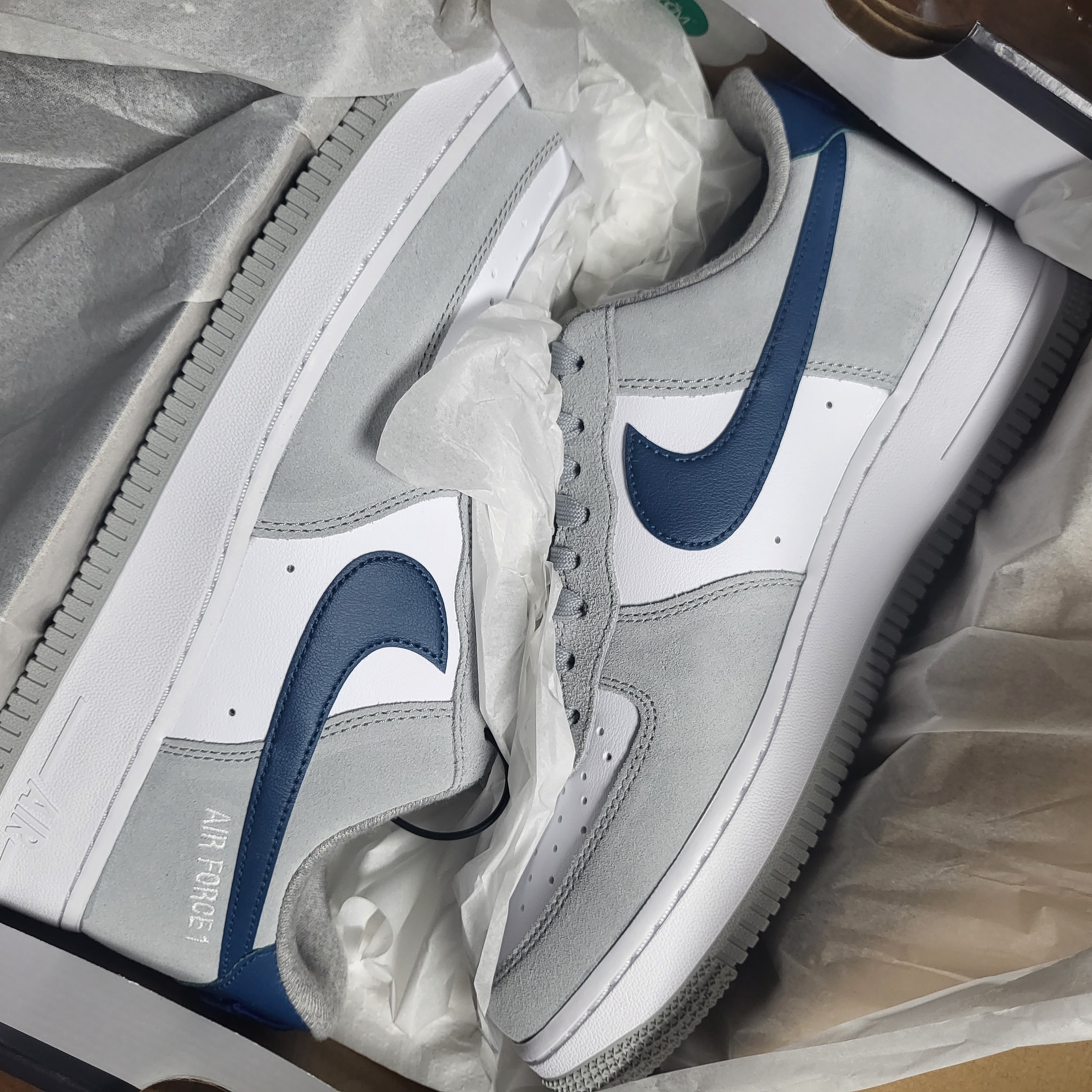 Nike Air Force 1 '07 LV8 Athletic Club Light Smoke Grey Marina 착용 스타일 - 1