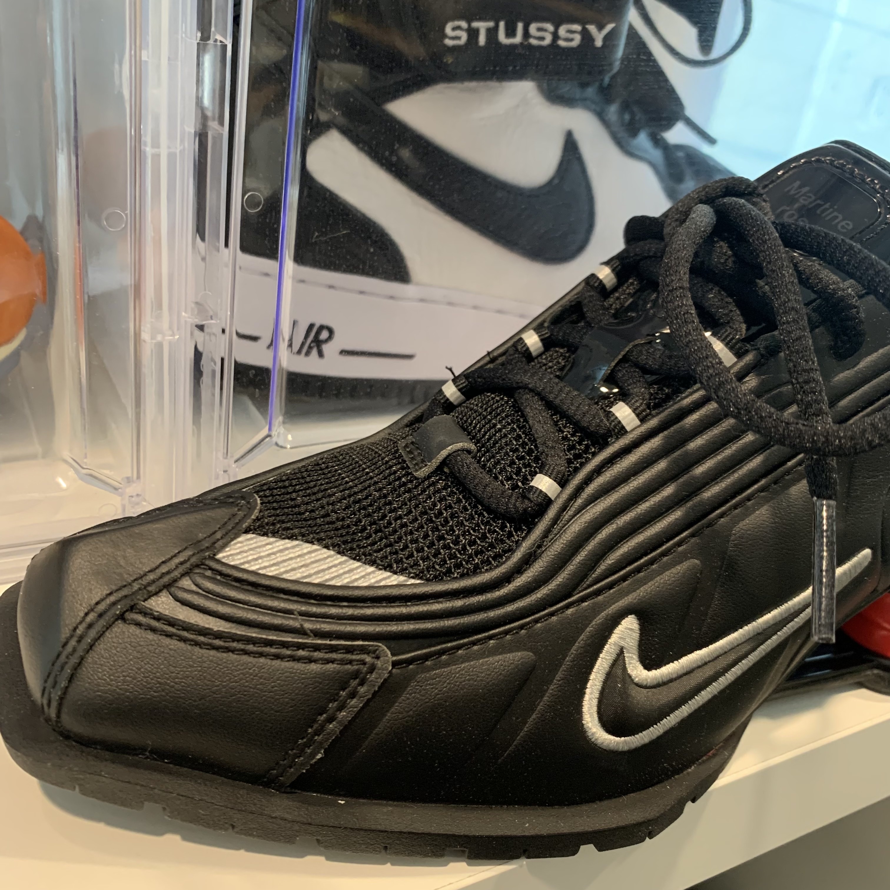 Nike x Martine Rose Shox MR4 Black 착용 스타일 - 1