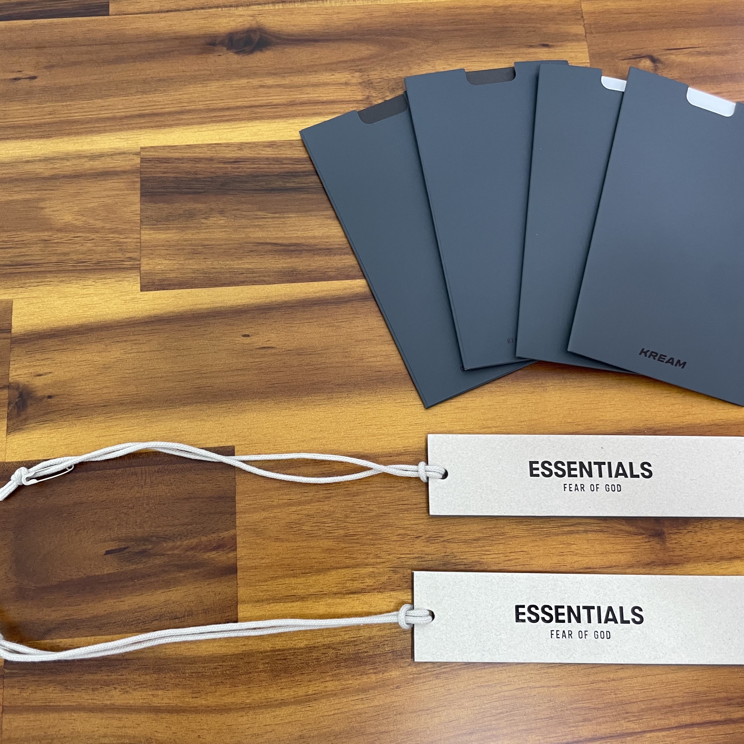 Off-White x Amore Pacific Protection Box (Without Cosmetics), Essentials The Core Collection T-Shirt Dark Oatmeal 착용 스타일 - 2