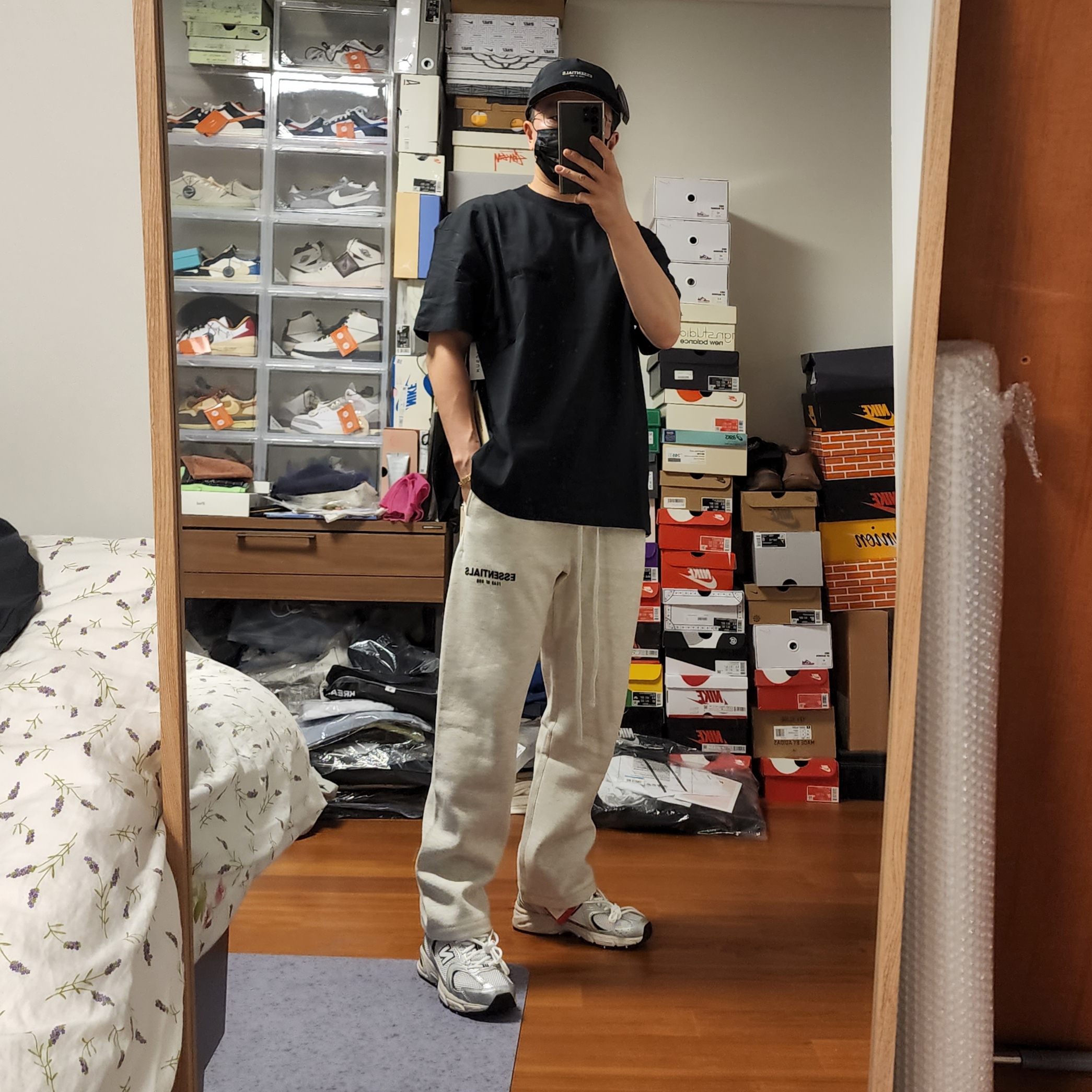 Essentials The Core Collection T-Shirt Stretch Limo, Essentials x New Era Retro Crown Strapback Black 착용 스타일 - 1