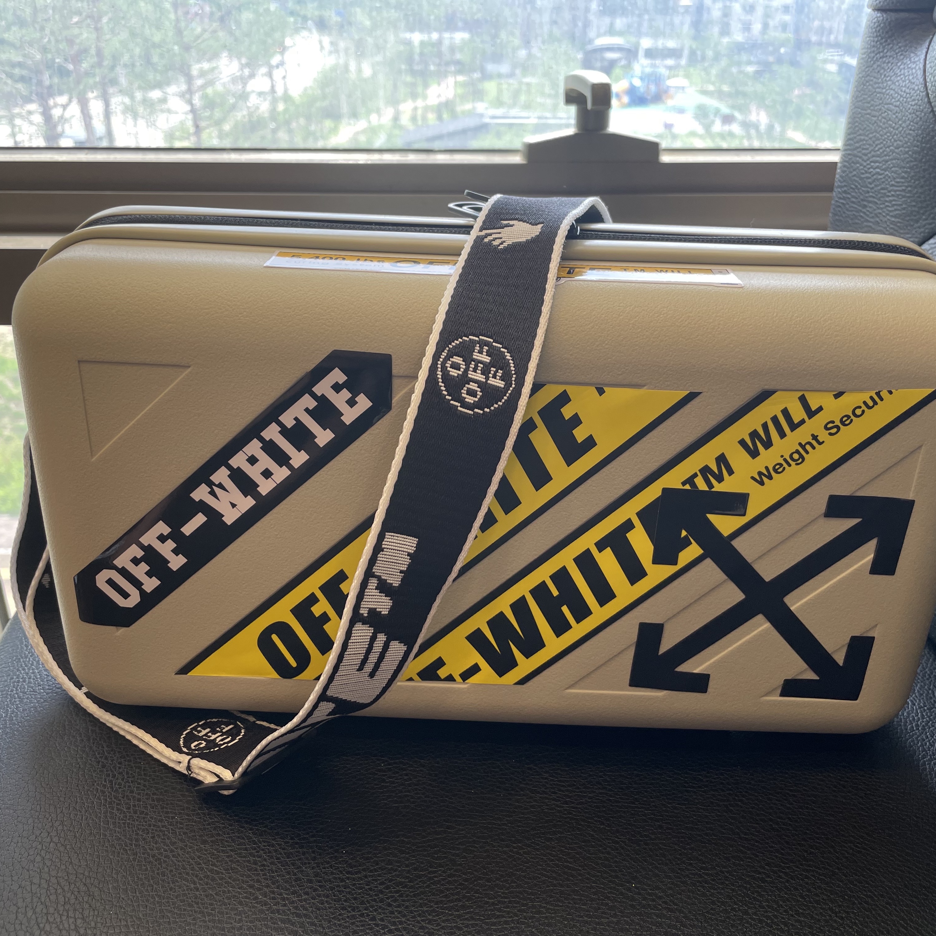 Off-White x Amore Pacific Protection Box (Without Cosmetics) 착용 스타일