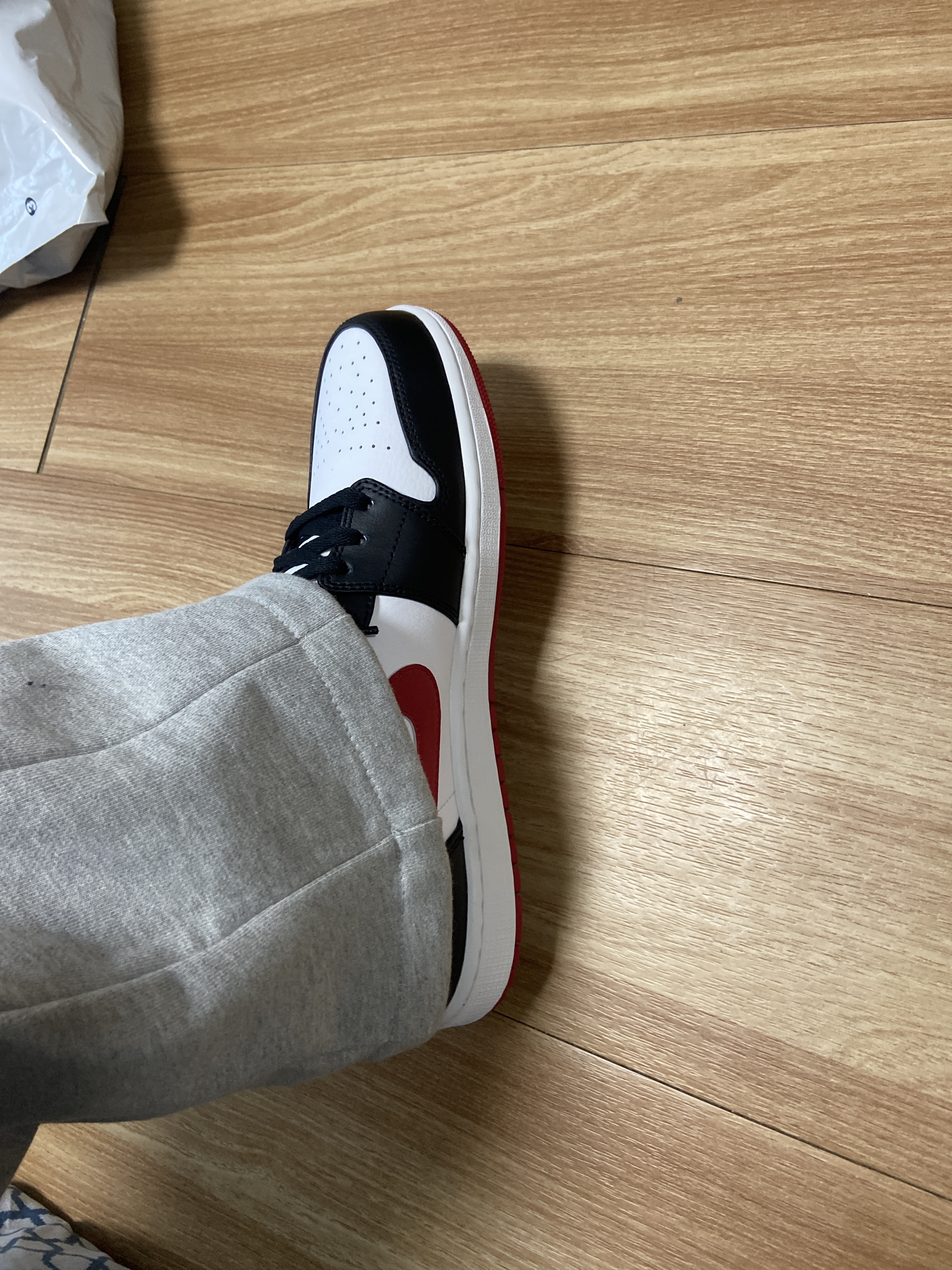 Jordan 1 Mid Gym Red Black White 착용 스타일