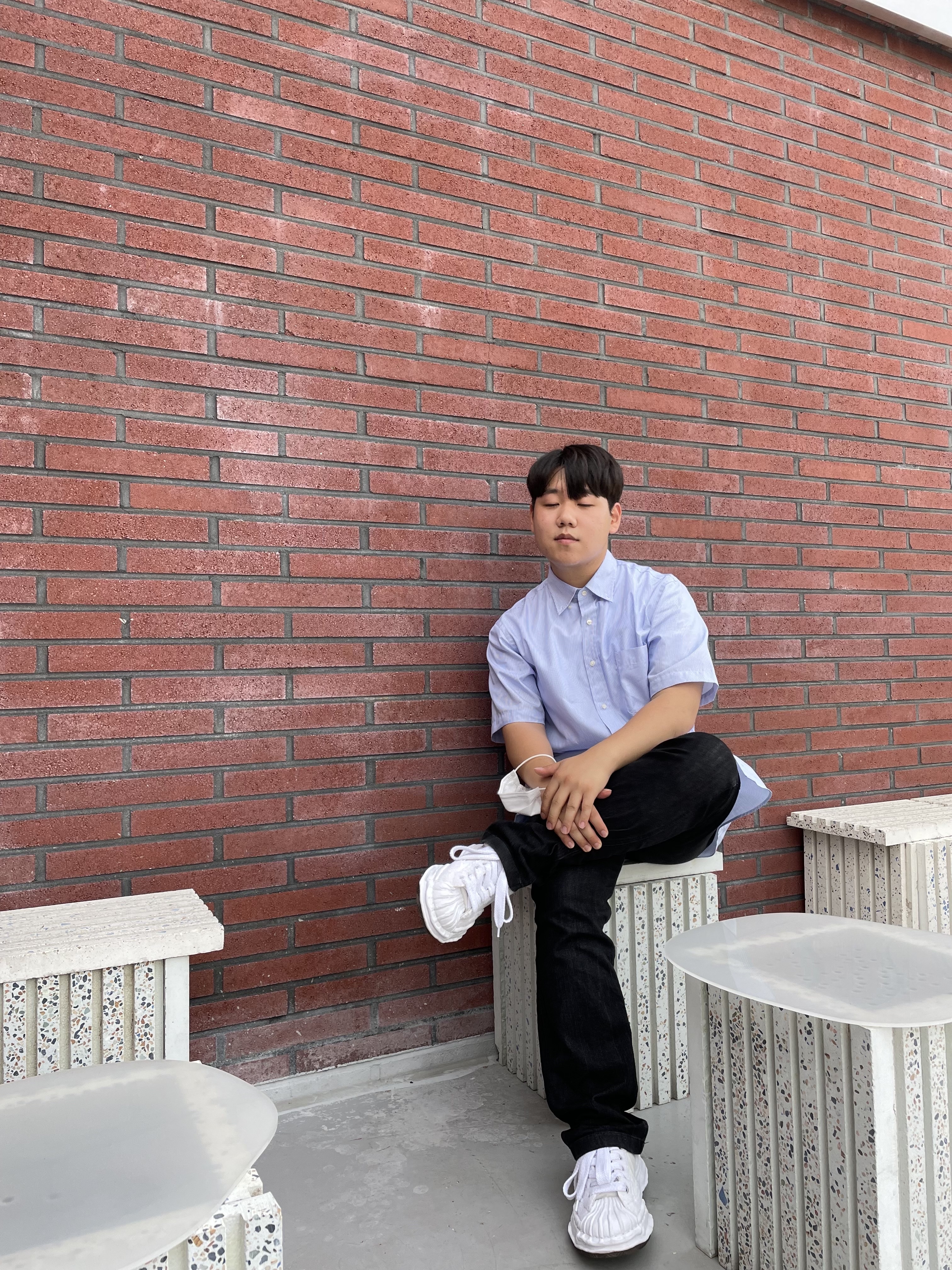 Maison Mihara Yasuhiro Blakey OG STC Sole Chenile Embroidery Low-top Sneakers White 착용 스타일 - 2