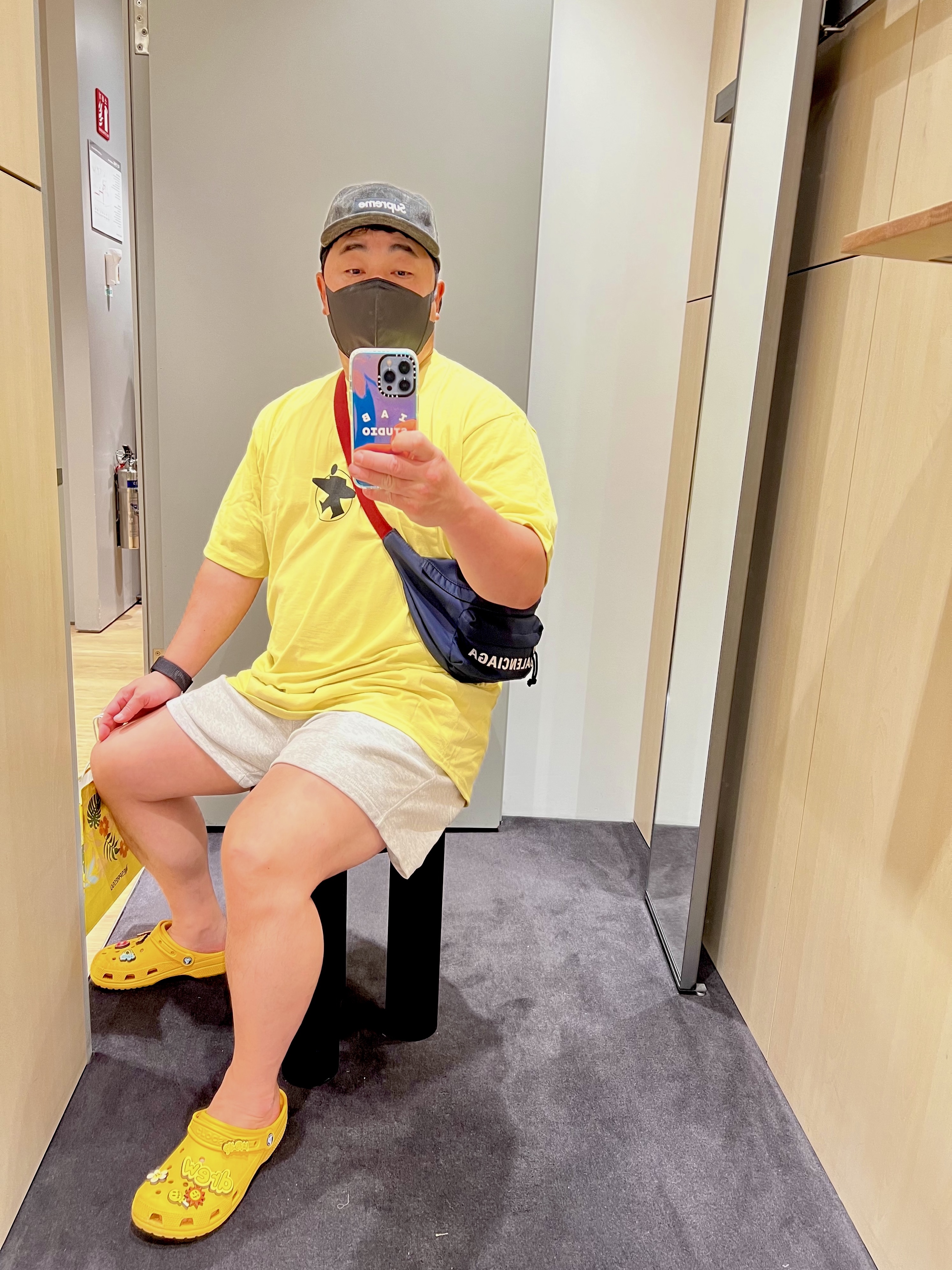 Crocs x Justin Bieber x Drew Classic Clog Canary, Stussy Surf Stock T-Shirt Yellow 착용 스타일