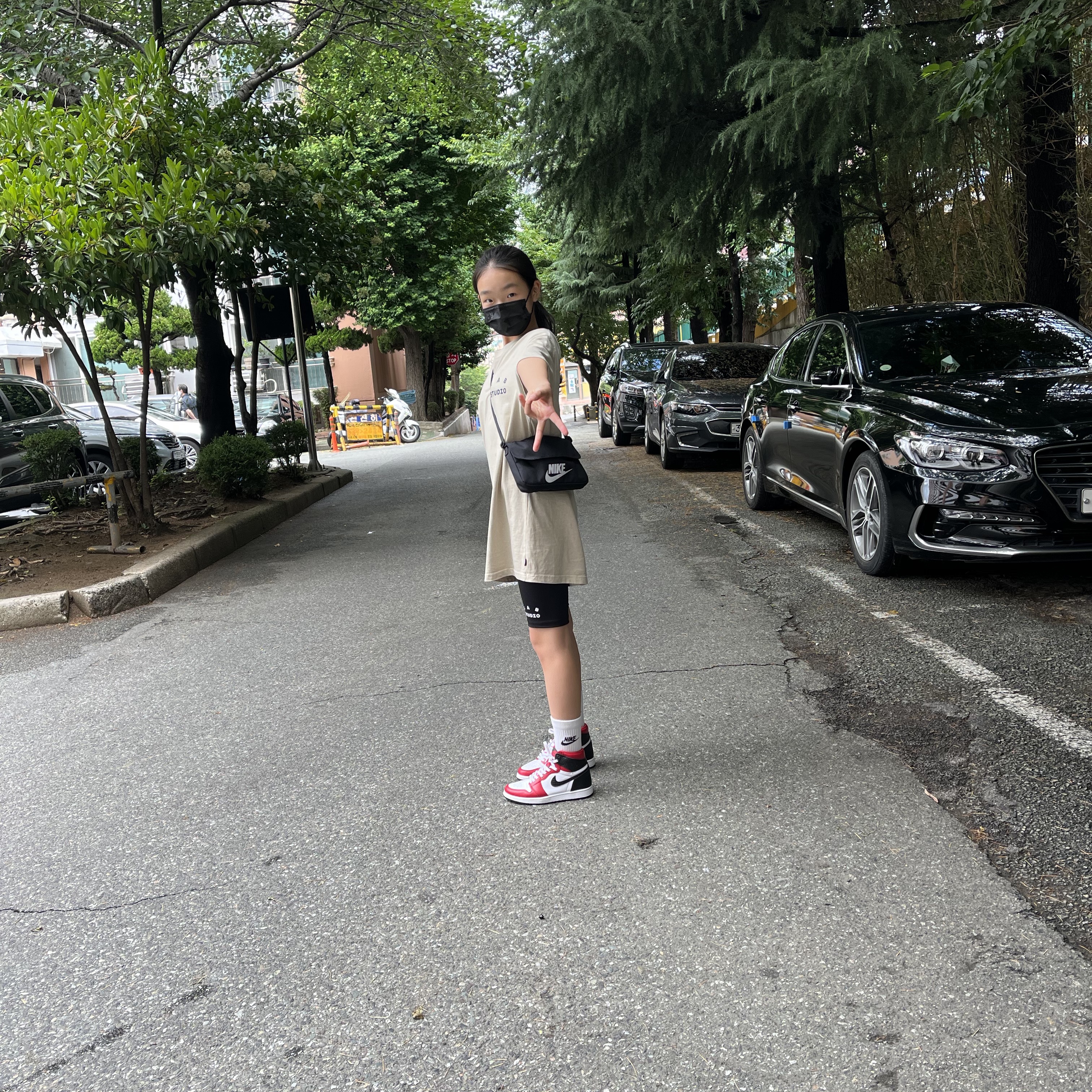 (W) Jordan 1 Retro High Satin Red, IAB Studio Pigment T-Shirt Oatmeal 착용 스타일