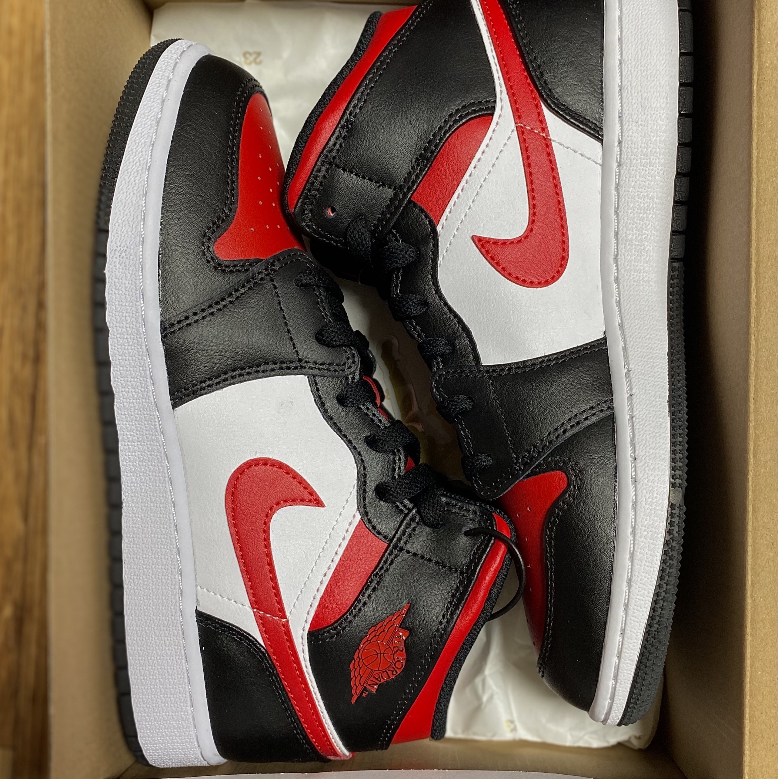 (GS) Jordan 1 Mid Black Fire Red 착용 스타일 - 2