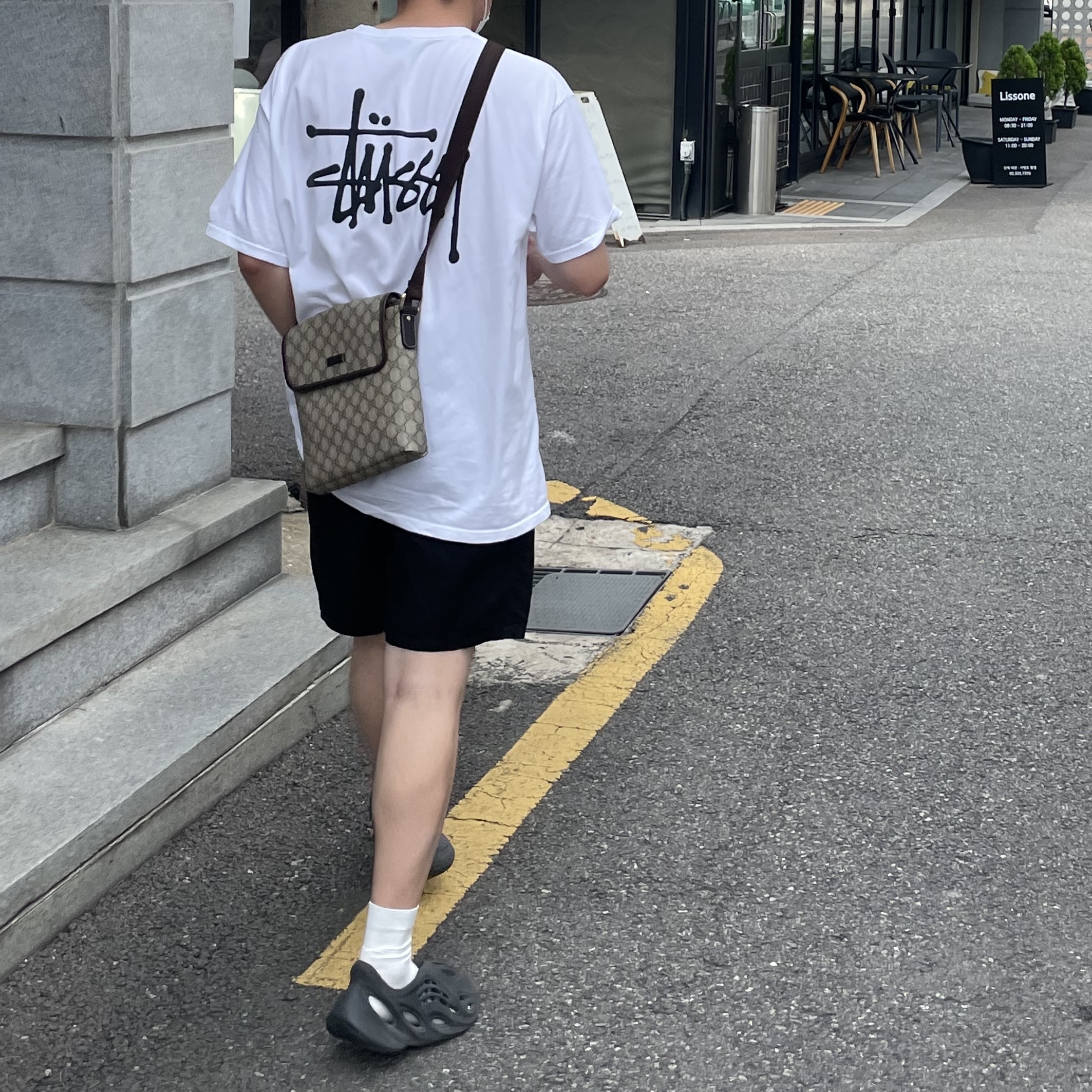 Adidas Yeezy Foam RNNR Onyx, Stussy Basic Stussy T-Shirt White 2022 착용 스타일