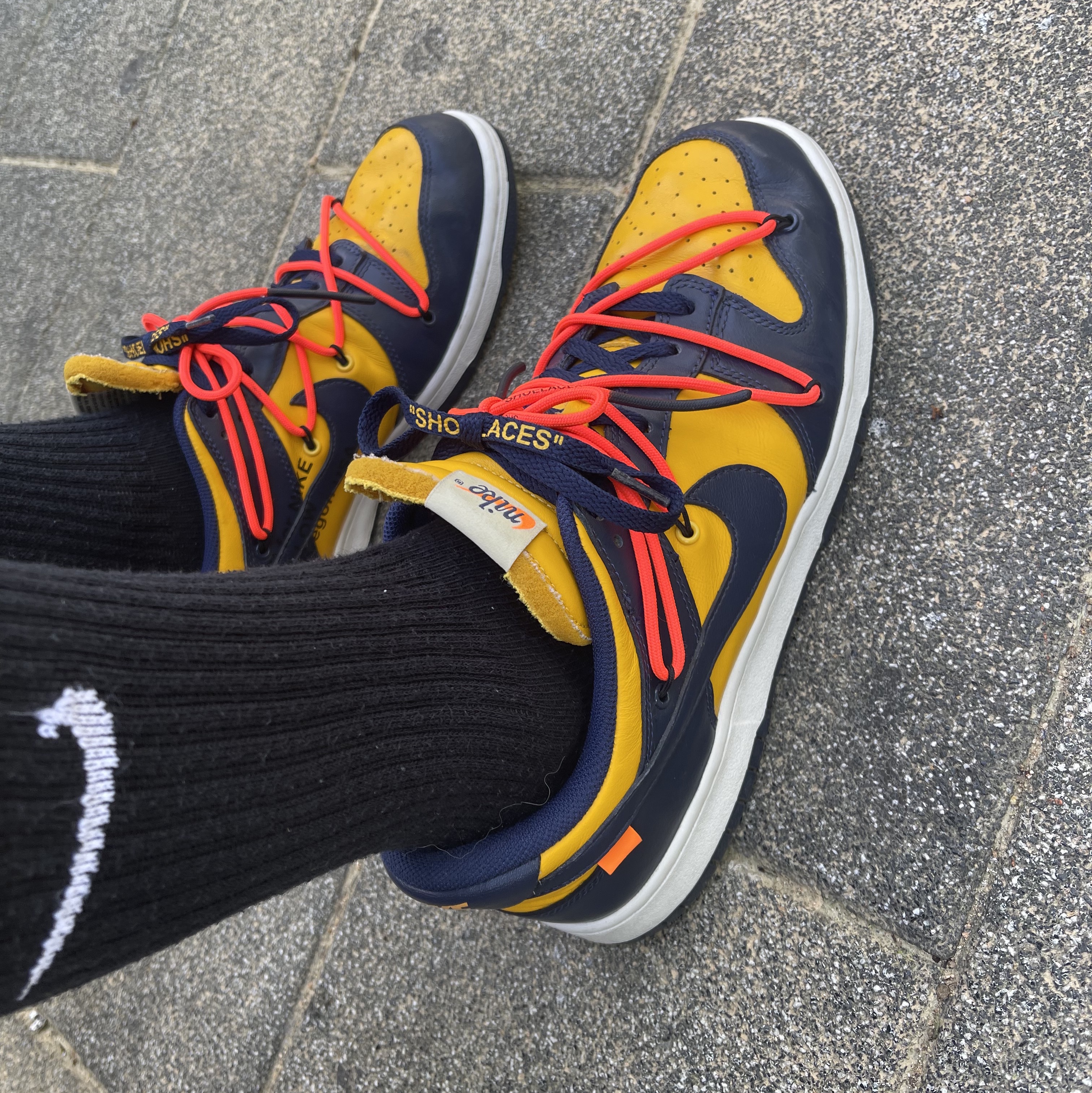 Nike x Off-White Dunk Low University Gold Midnight Navy 착용 스타일 - 3
