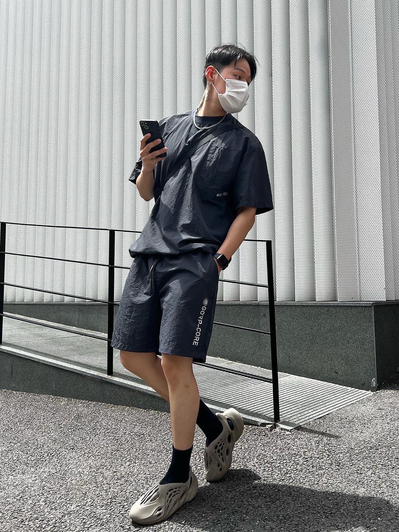 Adidas Yeezy Foam RNNR Stone Sage 착용 스타일 - 2