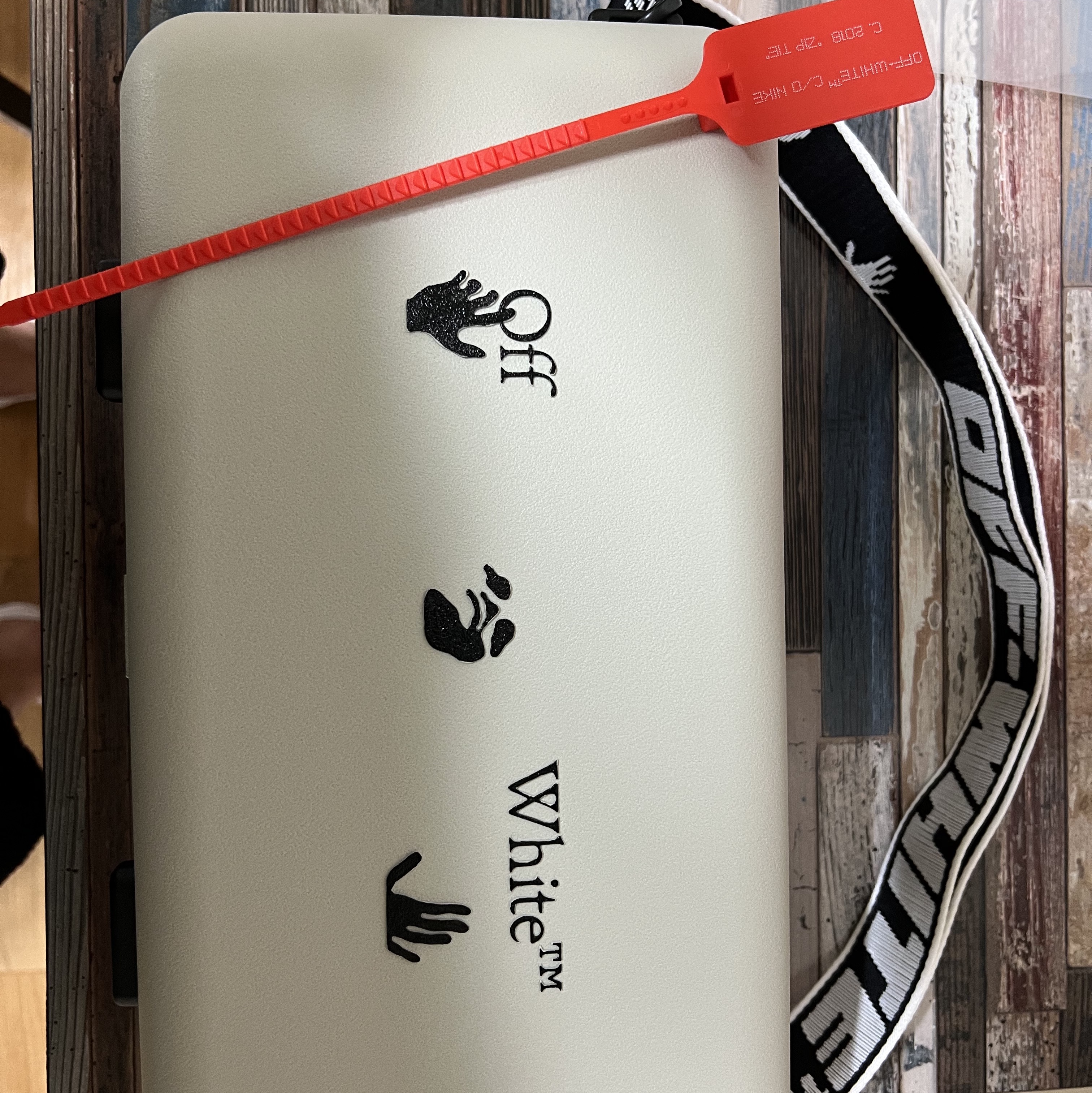 Off-White x Amore Pacific Protection Box (Without Cosmetics) 착용 스타일 - 3