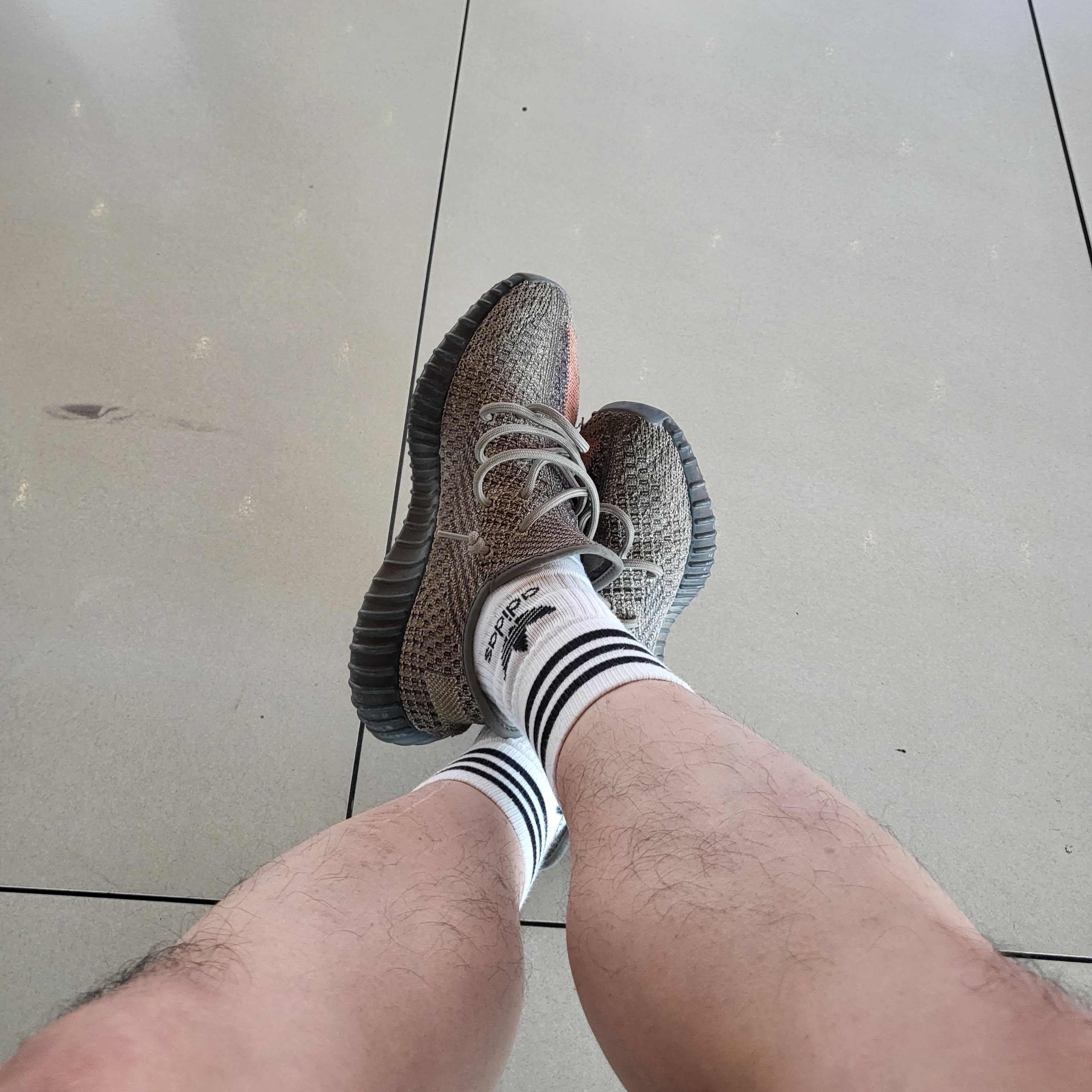 Adidas Yeezy Boost 350 V2 Ash Stone 착용 스타일