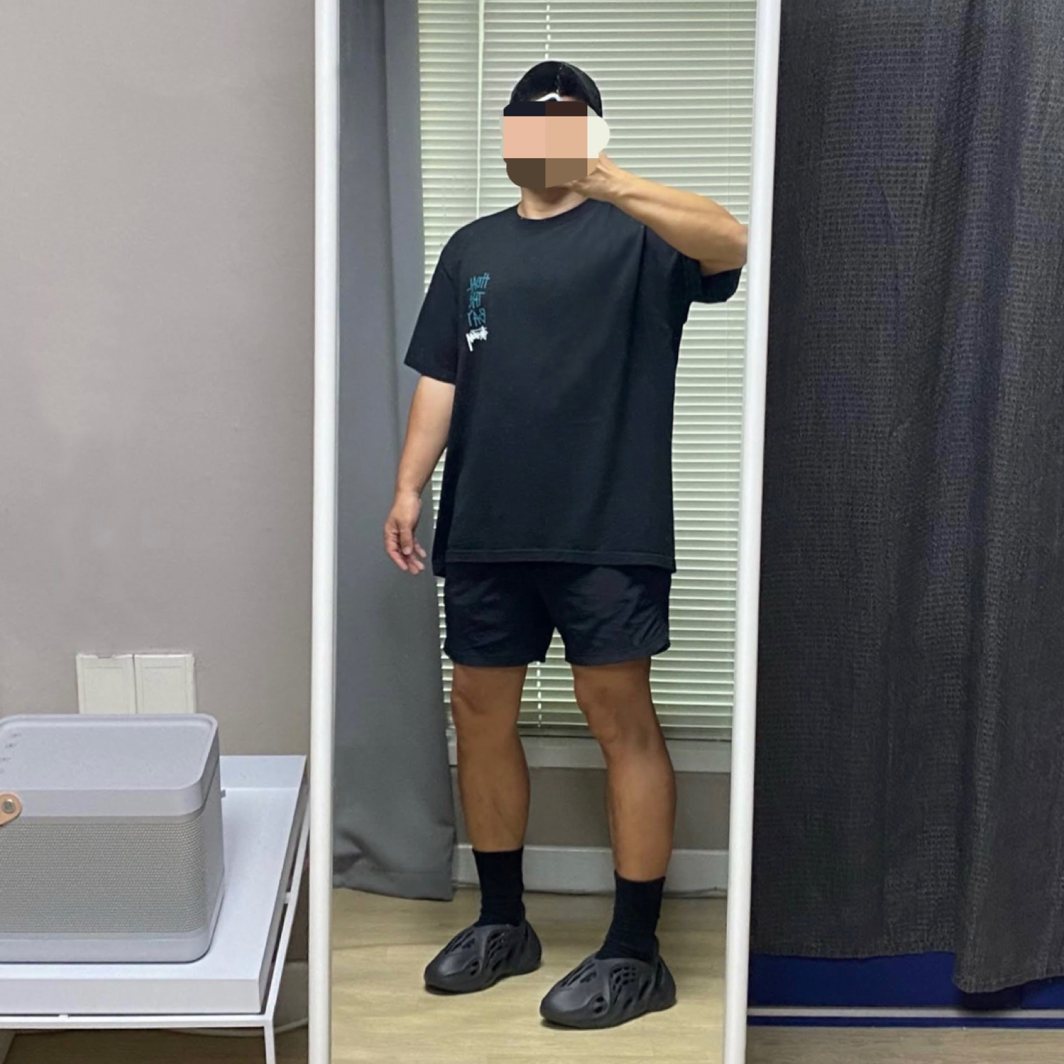 Stussy x Heal The Bay Pigment Dyed T-Shirt Black, Adidas Yeezy Foam RNNR Onyx 착용 스타일 - 1