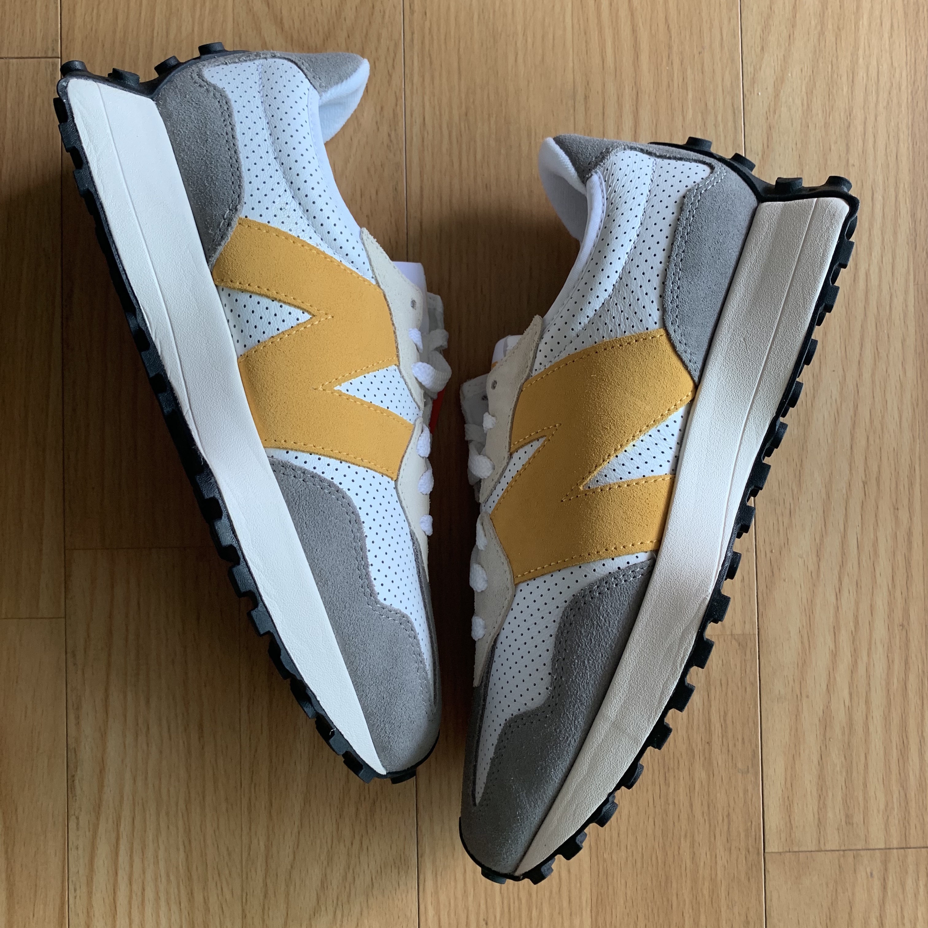 New Balance 327 Grey Yellow - JD Sports Exclusive 착용 스타일