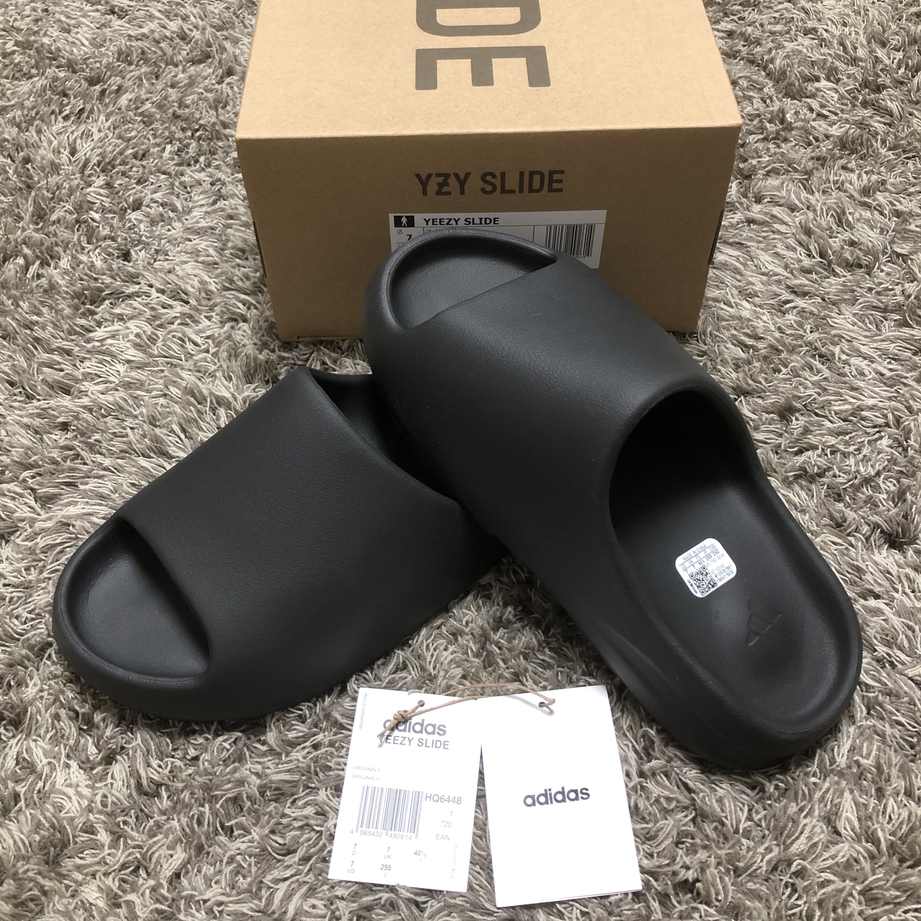 Adidas Yeezy Slide Onyx 착용 스타일