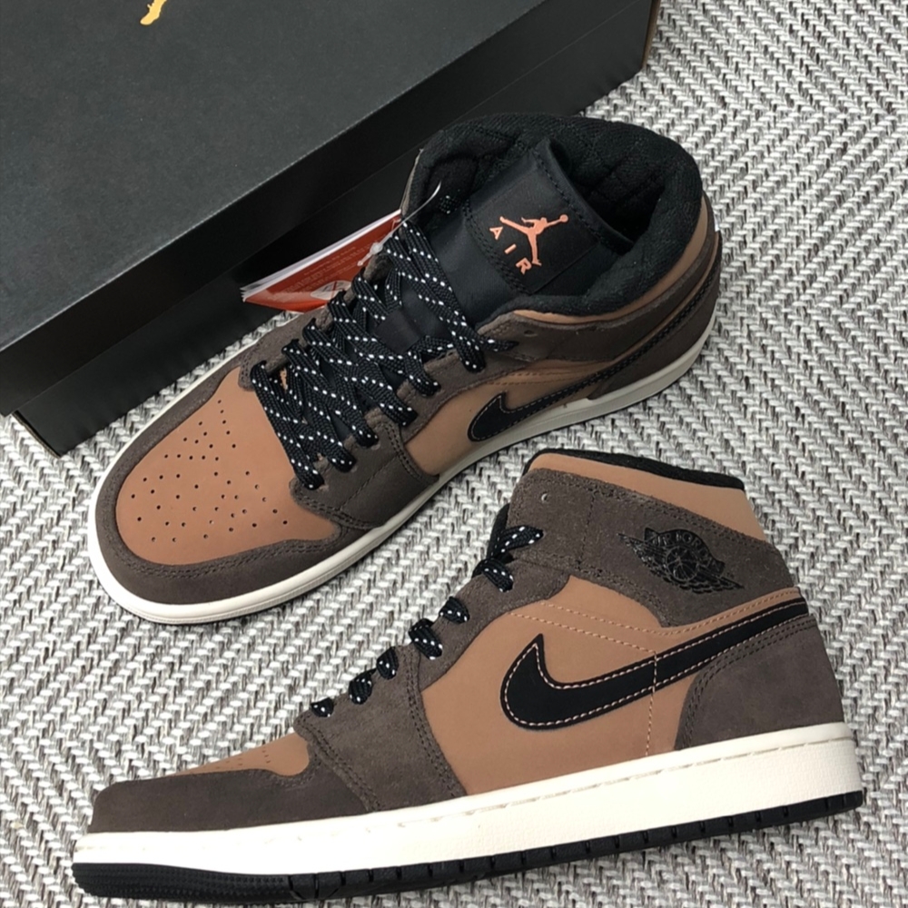 Jordan 1 Mid SE Dark Chocolate 착용 스타일 - 3