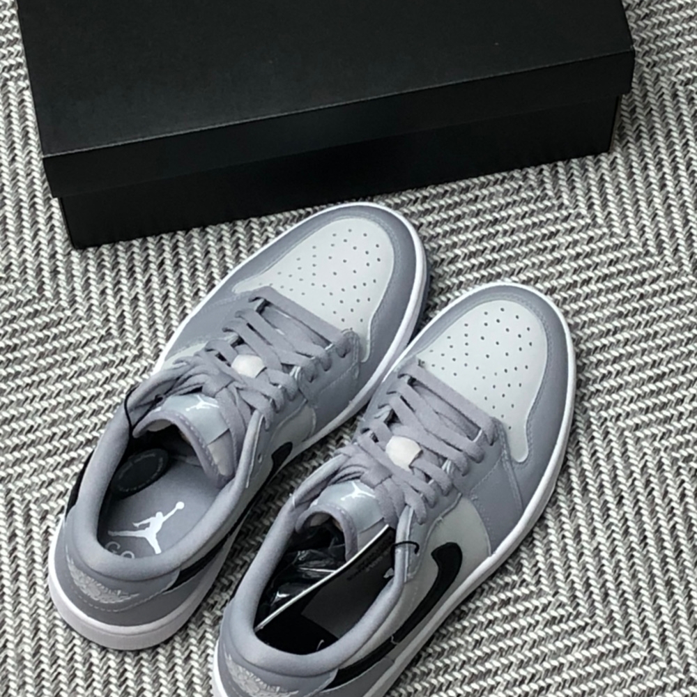 Jordan 1 Low Golf Wolf Grey 착용 스타일 - 3