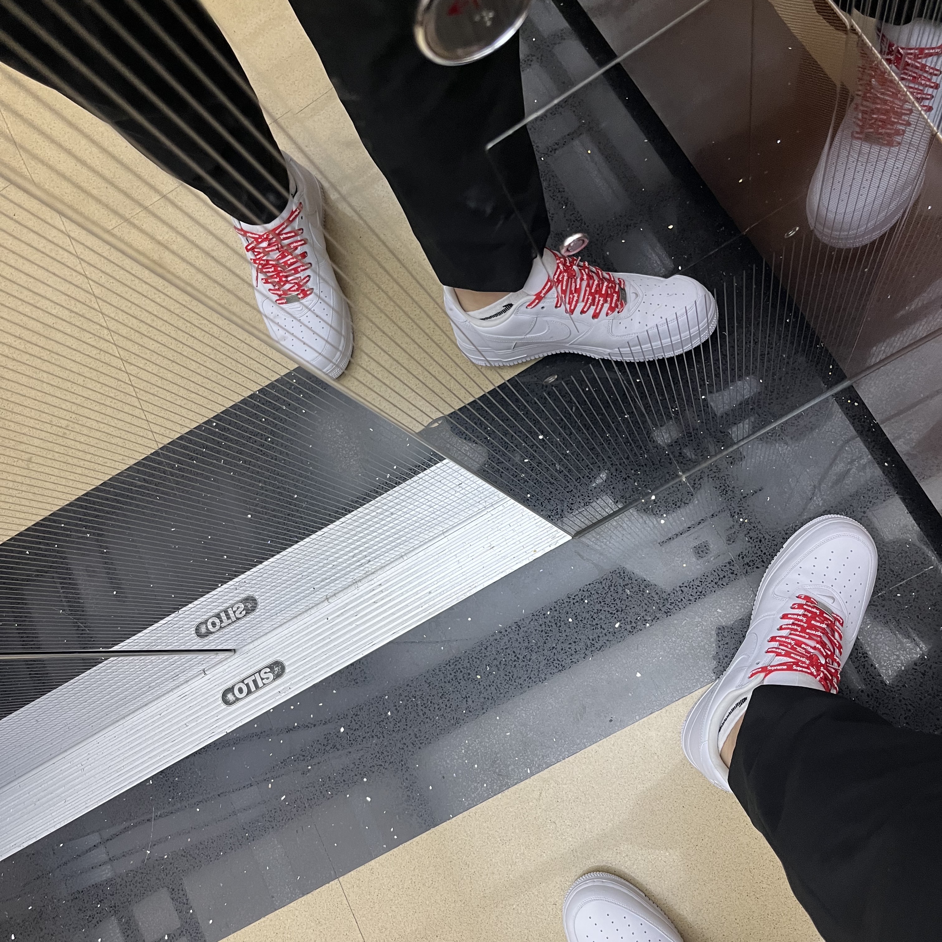 Nike x Supreme Air Force 1 Low White 착용 스타일