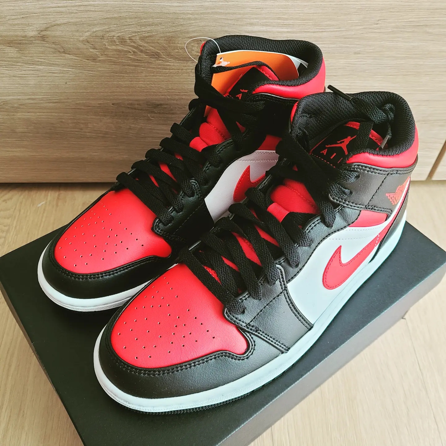Jordan 1 Mid Black Fire Red 착용 스타일 - 1