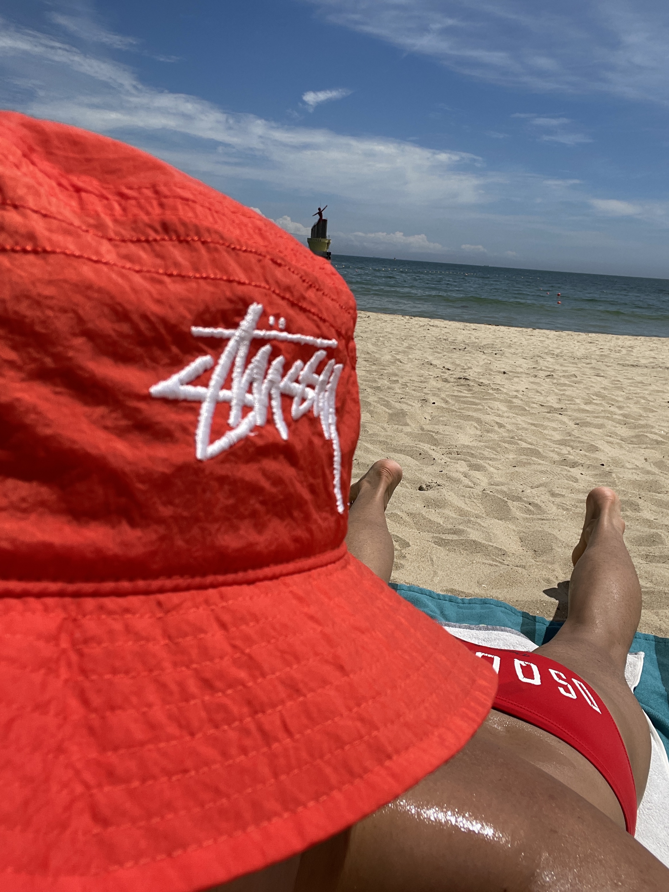 Nike x Stussy Bucket Hat Habanero Red 착용 스타일