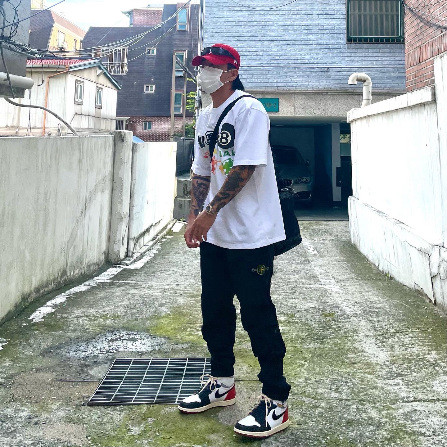 Stussy x Cactus Plant Flea Market International T-Shirt White, Jordan 1 x Union Retro High Black Toe 착용 스타일 - 3