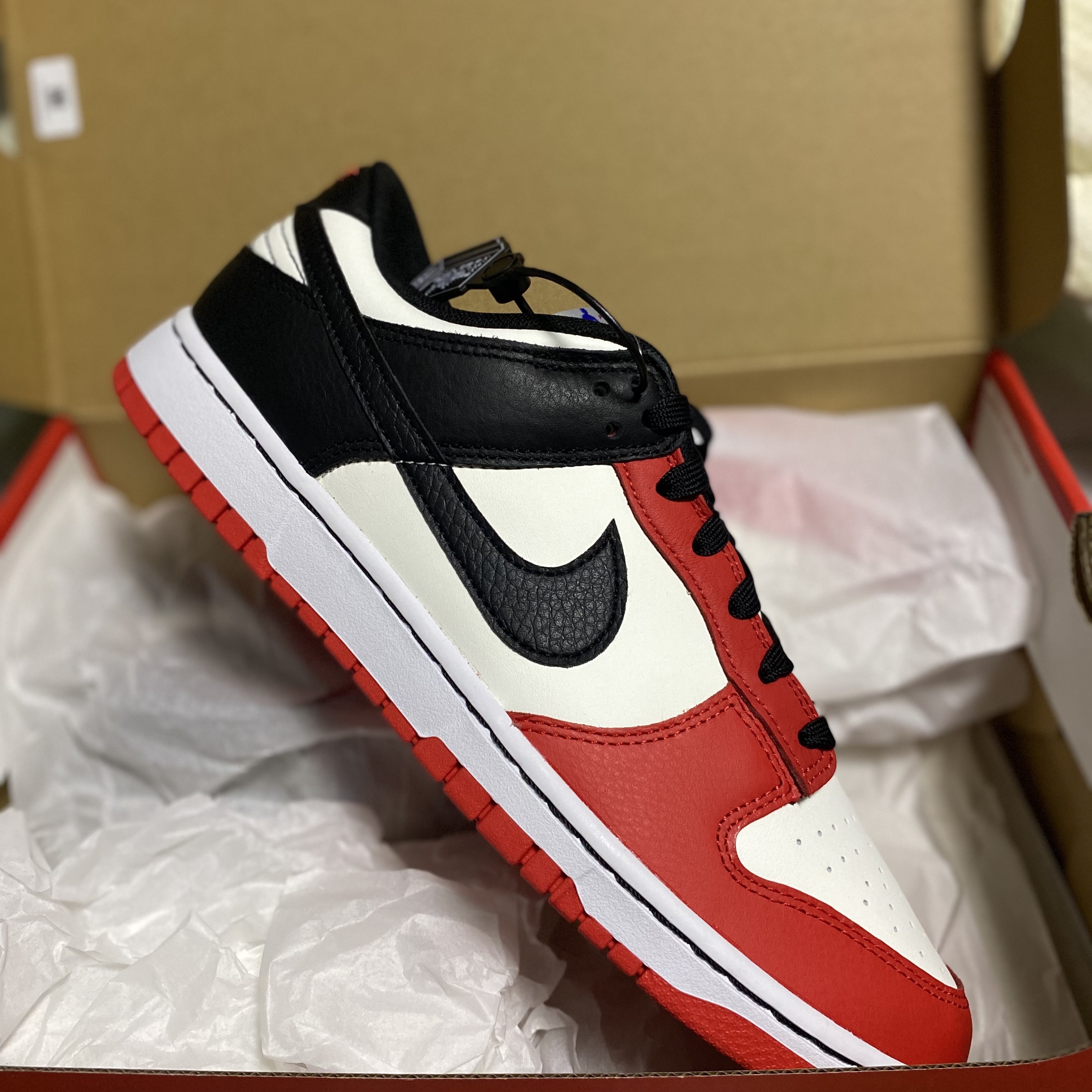 Nike x NBA Dunk Low Retro EMB Black and Chile Red 착용 스타일