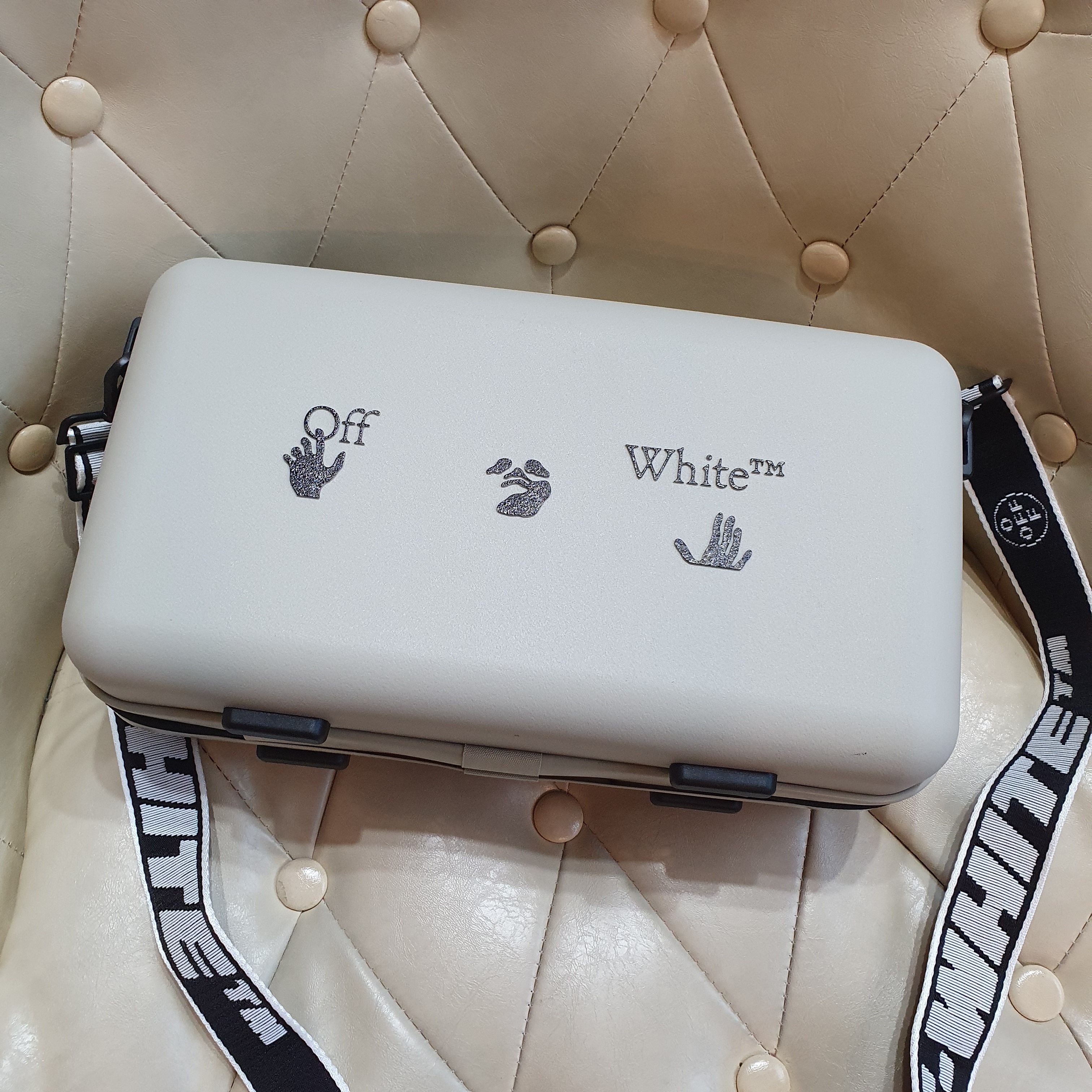 Off-White x Amore Pacific Protection Box (Without Cosmetics) 착용 스타일 - 2