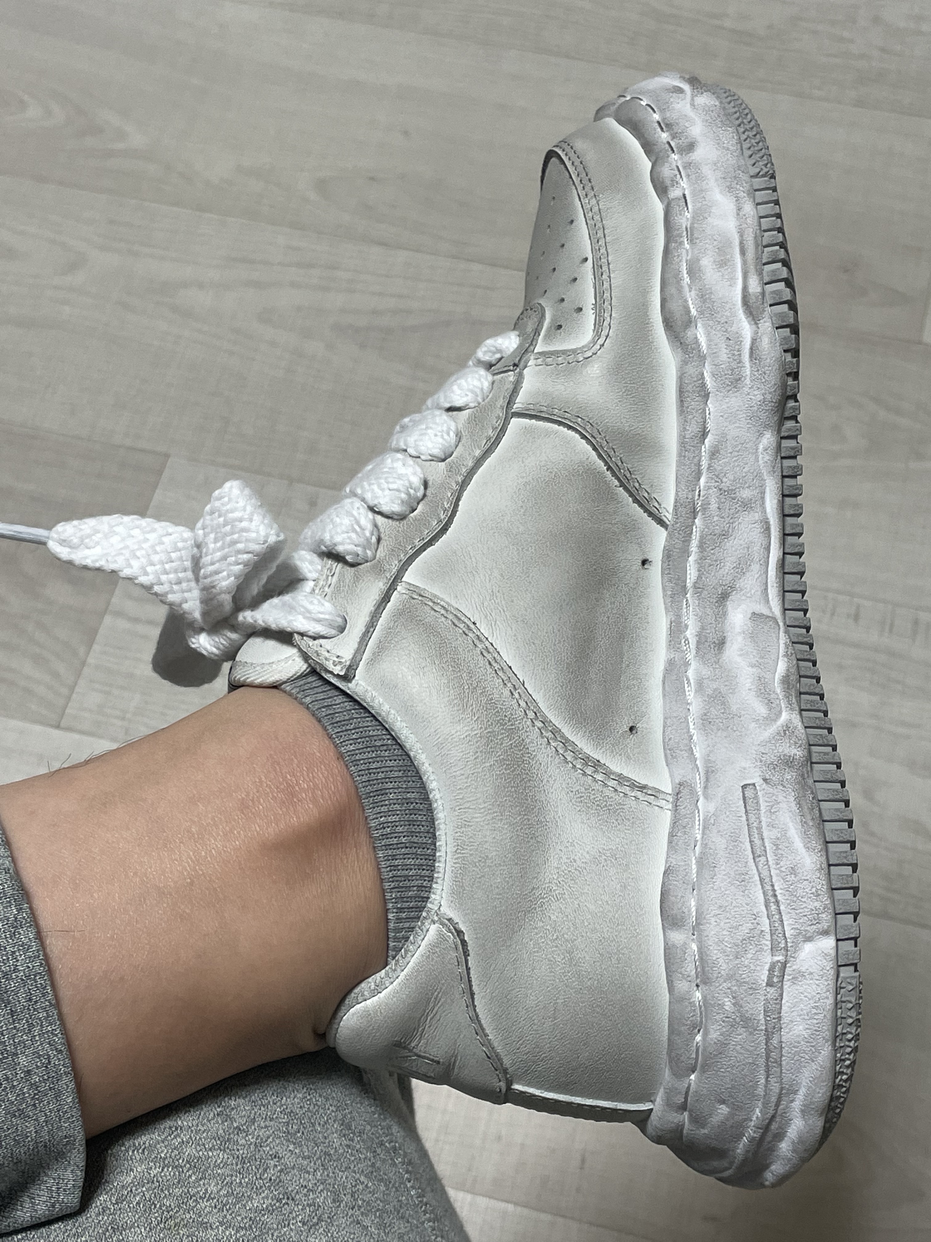 Maison Mihara Yasuhiro Wayne OG DE Sole Leather Low-top Sneakers White 착용 스타일