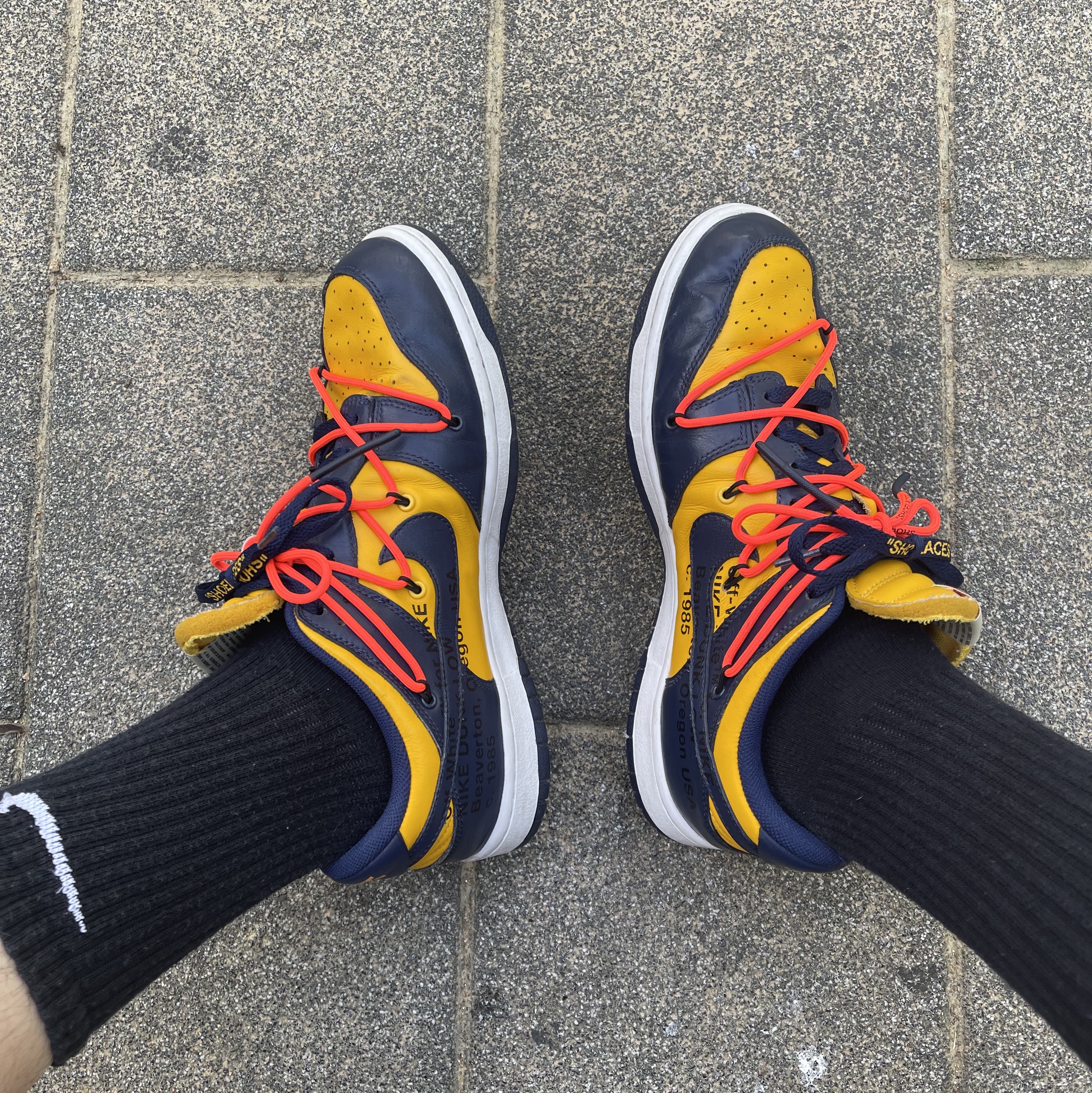 Nike x Off-White Dunk Low University Gold Midnight Navy 착용 스타일 - 2