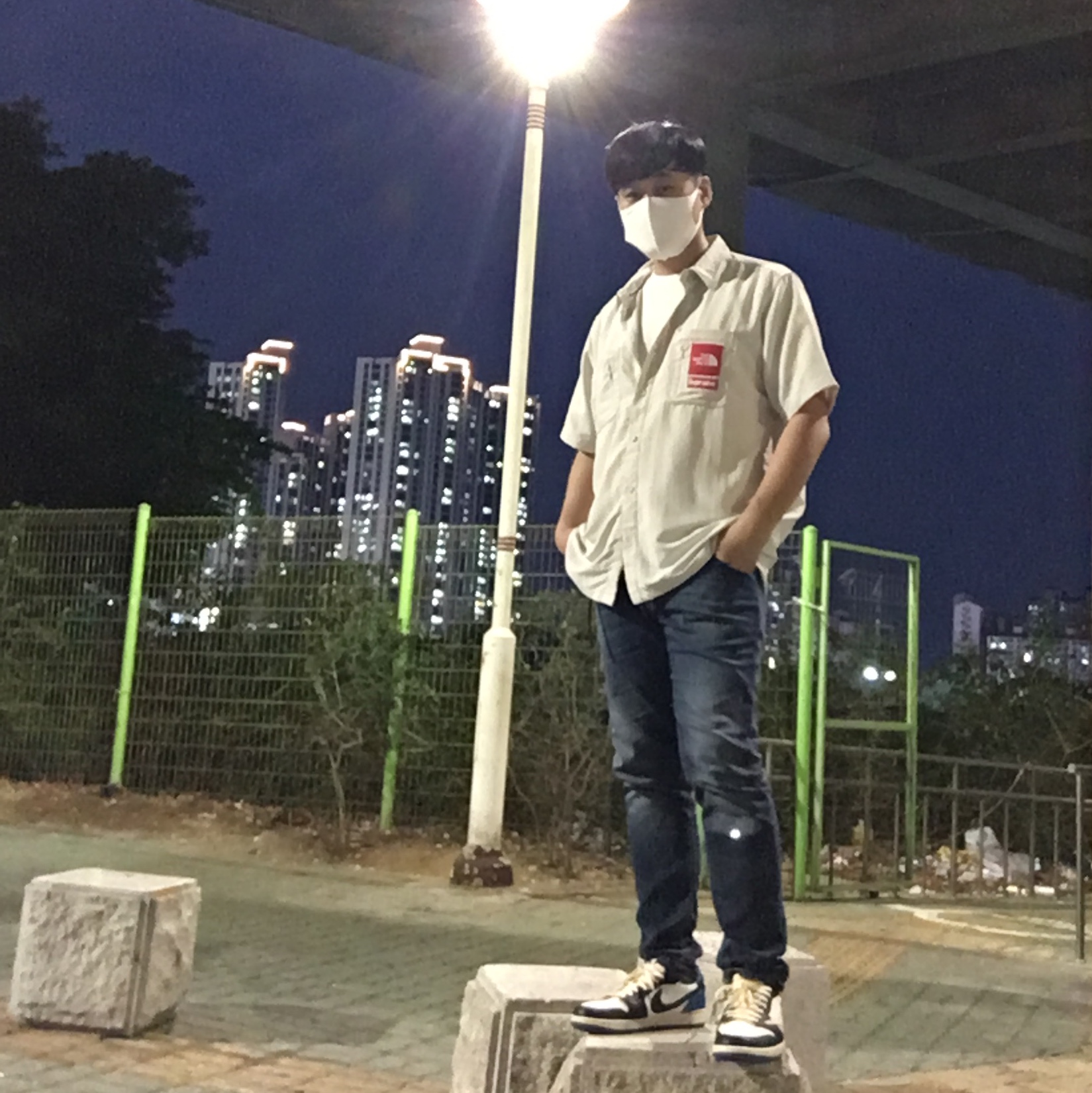 Supreme x The North Face Trekking S/S Shirt Stone - 22SS, Supreme Hanes Tagless T-Shirt White (3 Pack) 착용 스타일