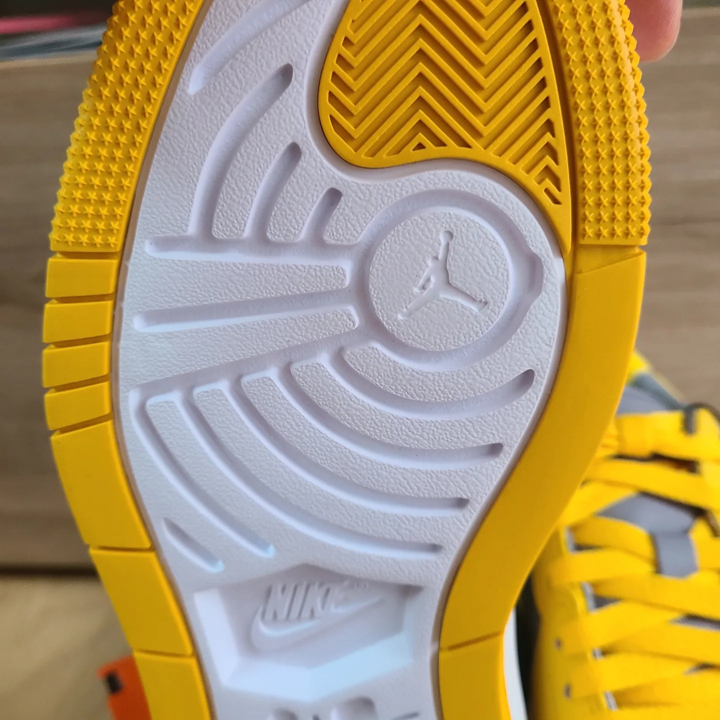 (W) Jordan 1 Elevate Low Cement Grey Varsity Maize 착용 스타일 - 5