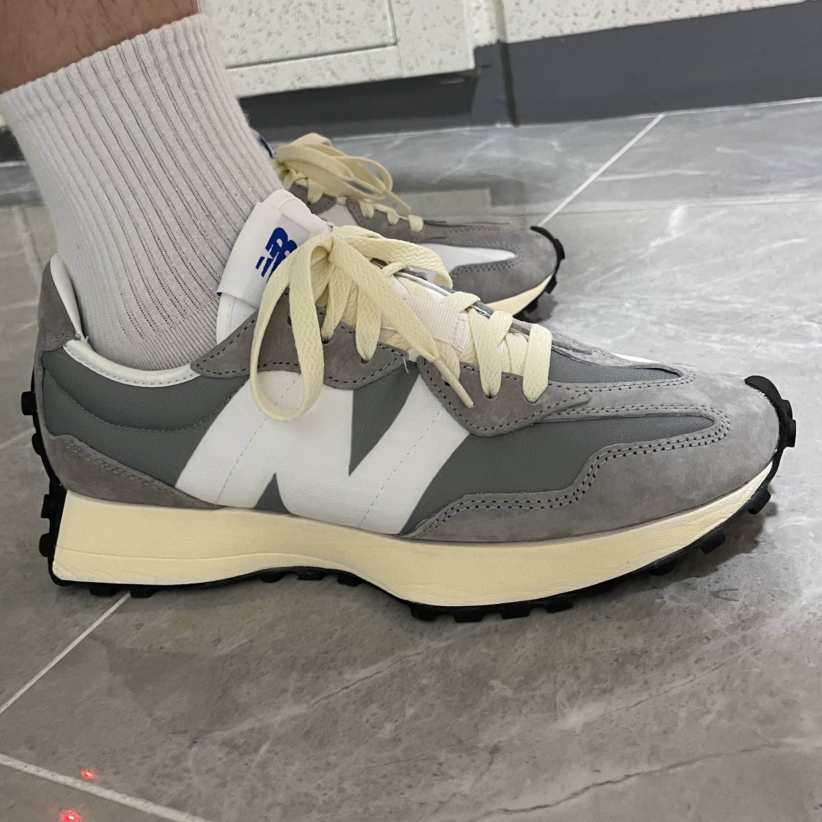 New Balance 327 Grey 착용 스타일