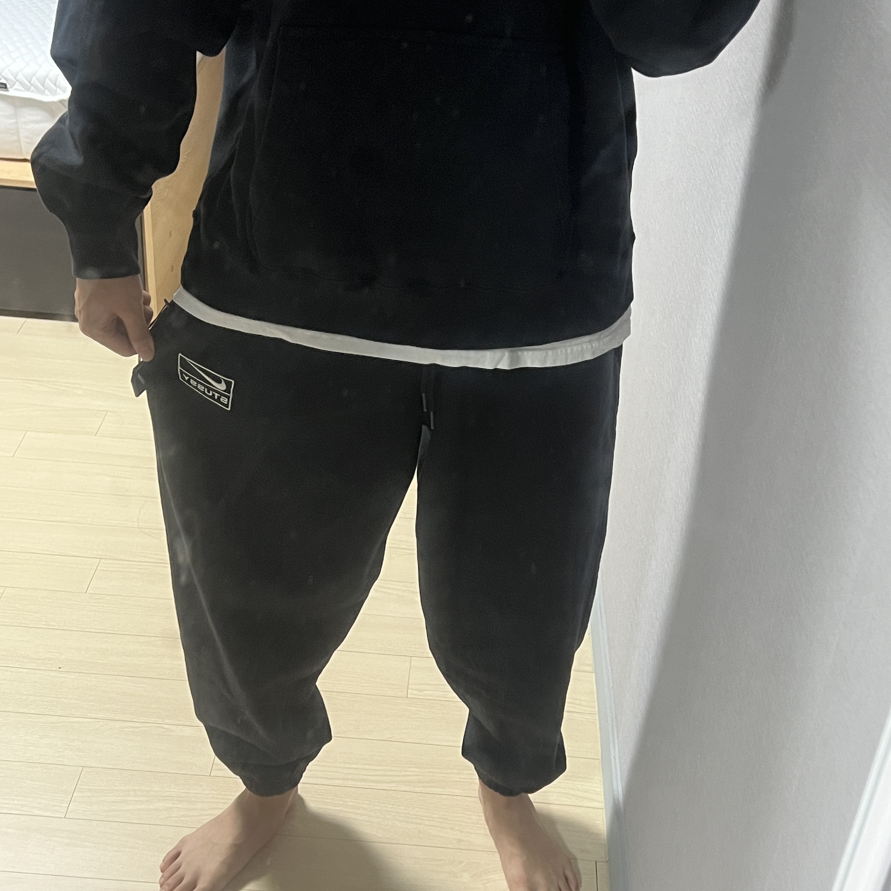 Nike x Stussy NRG RA Washed Fleece Pants Black (DN4031-010), Nike x Stussy NRG RA Washed Pullover Hoodie Black (DN4029-010) 착용 스타일 - 2
