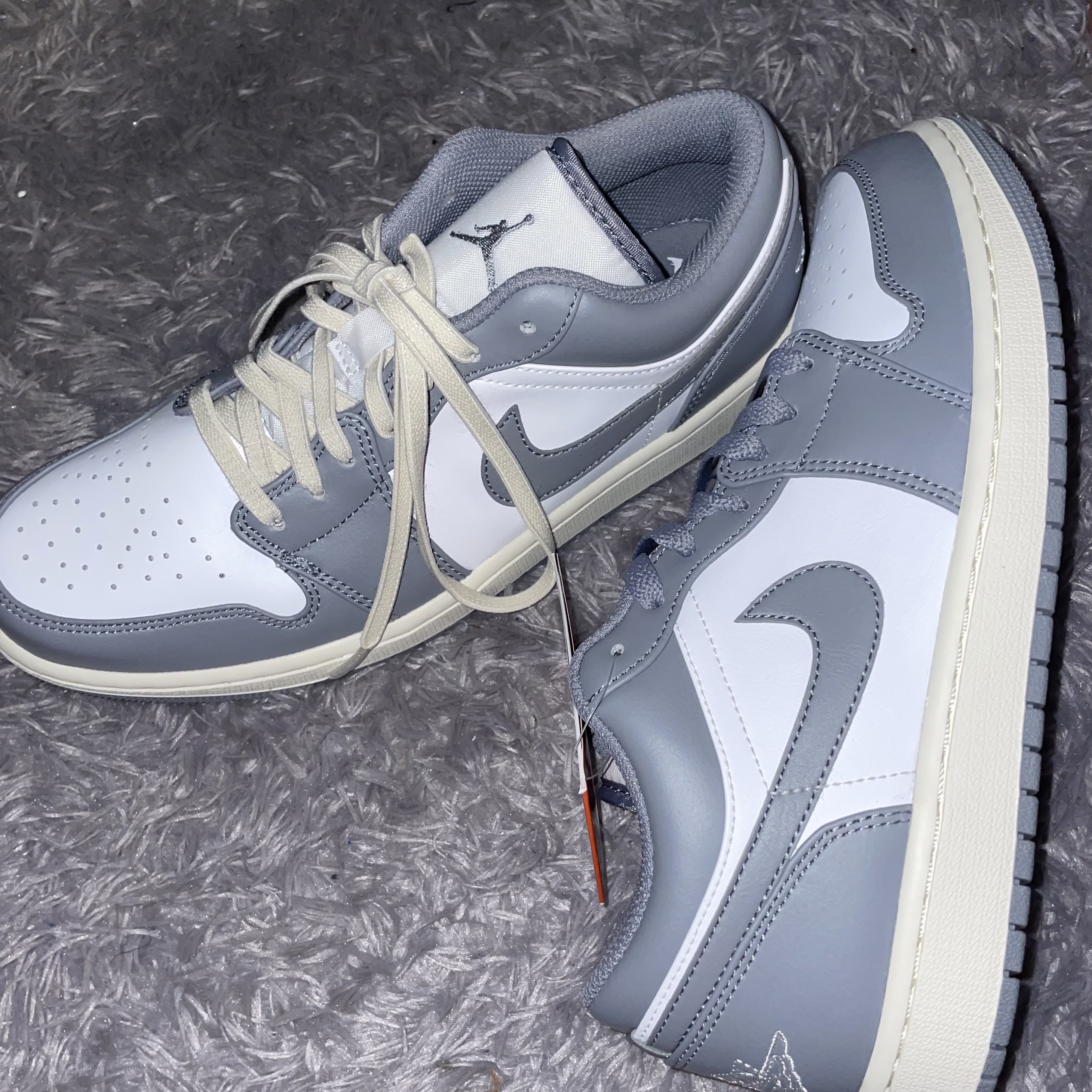 Jordan 1 Low Stealth and White 착용 스타일
