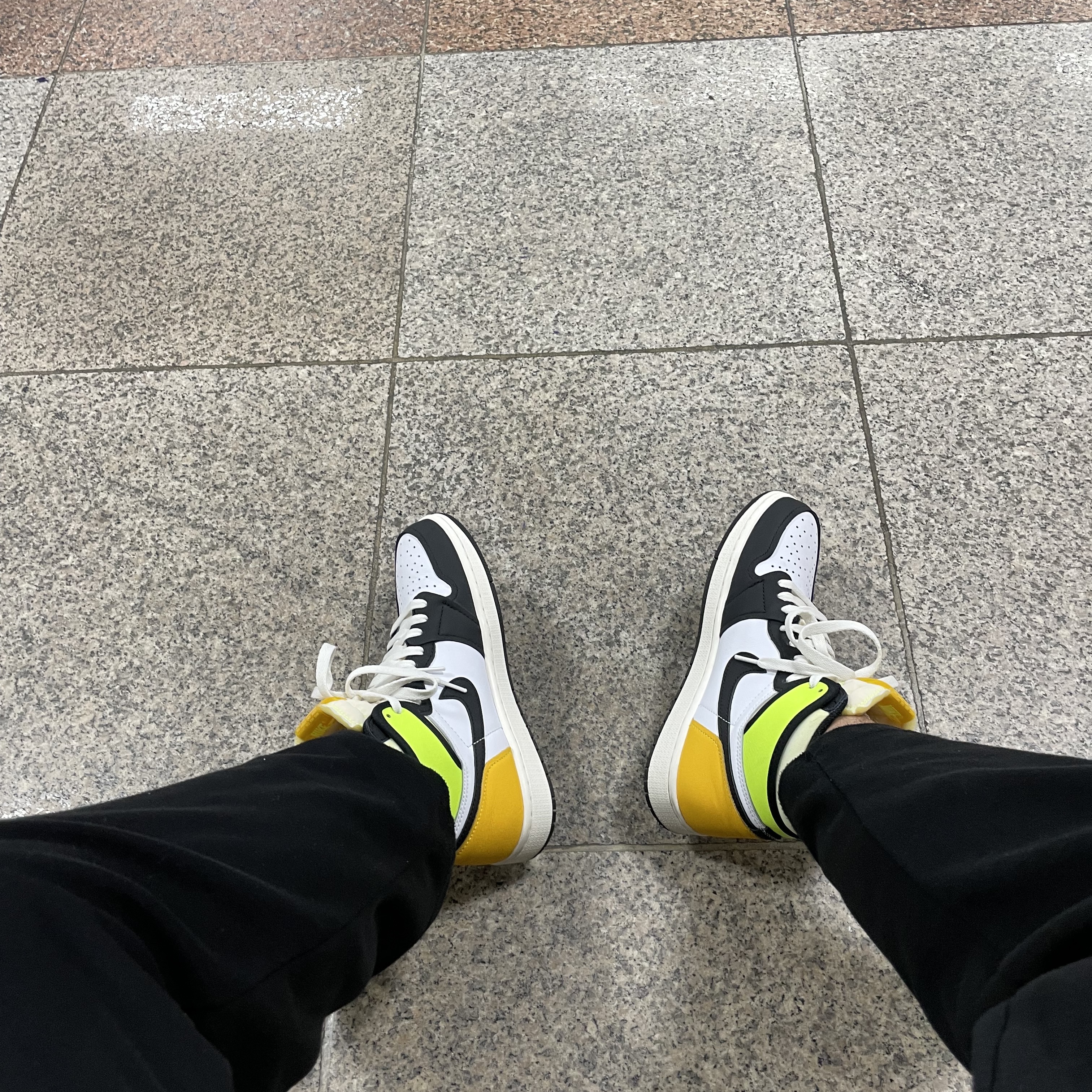 Jordan 1 Retro High OG Volt Gold 착용 스타일 - 3