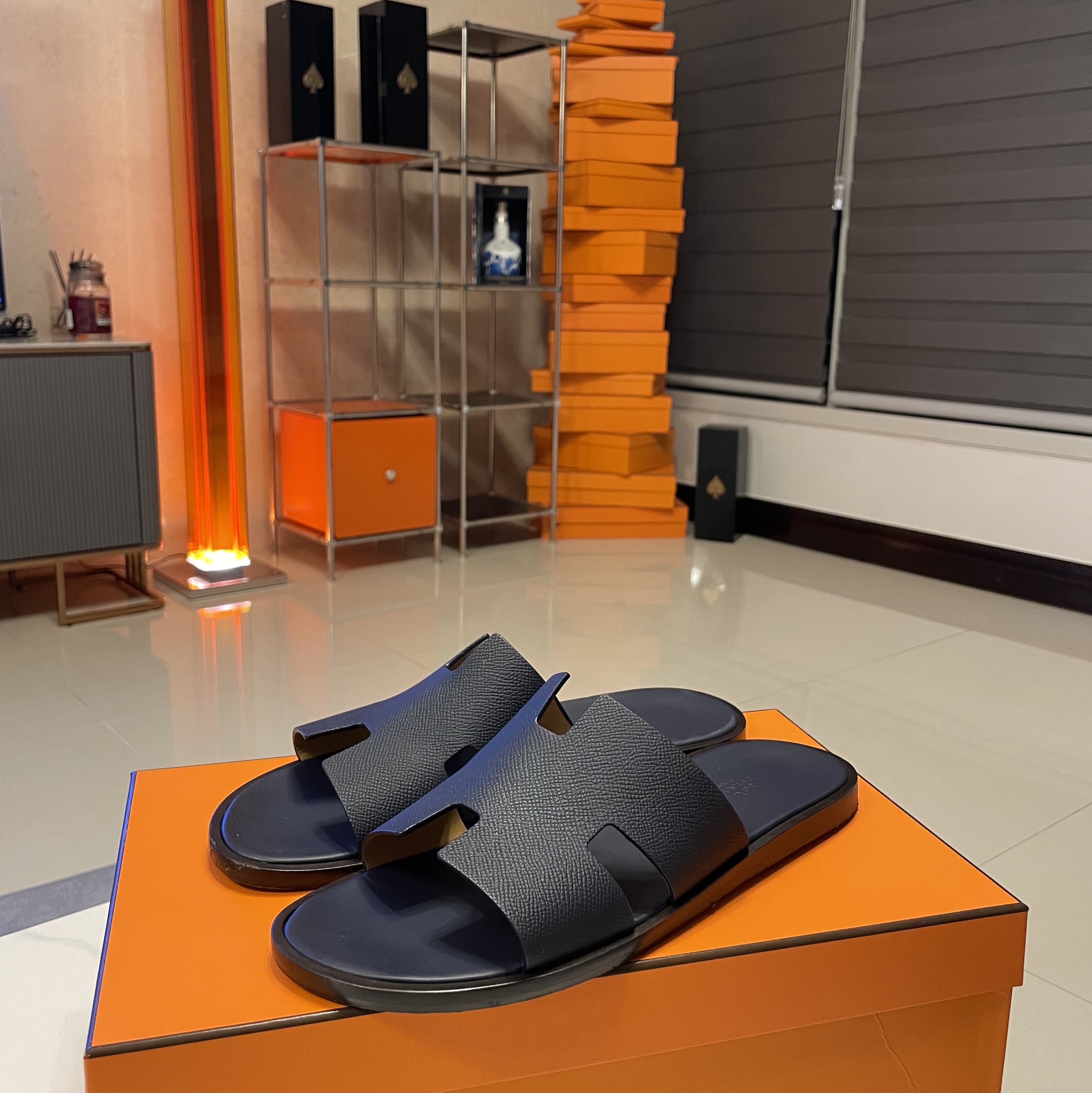 Hermes Izmir Sandal Epsom & Marine Naturel 착용 스타일