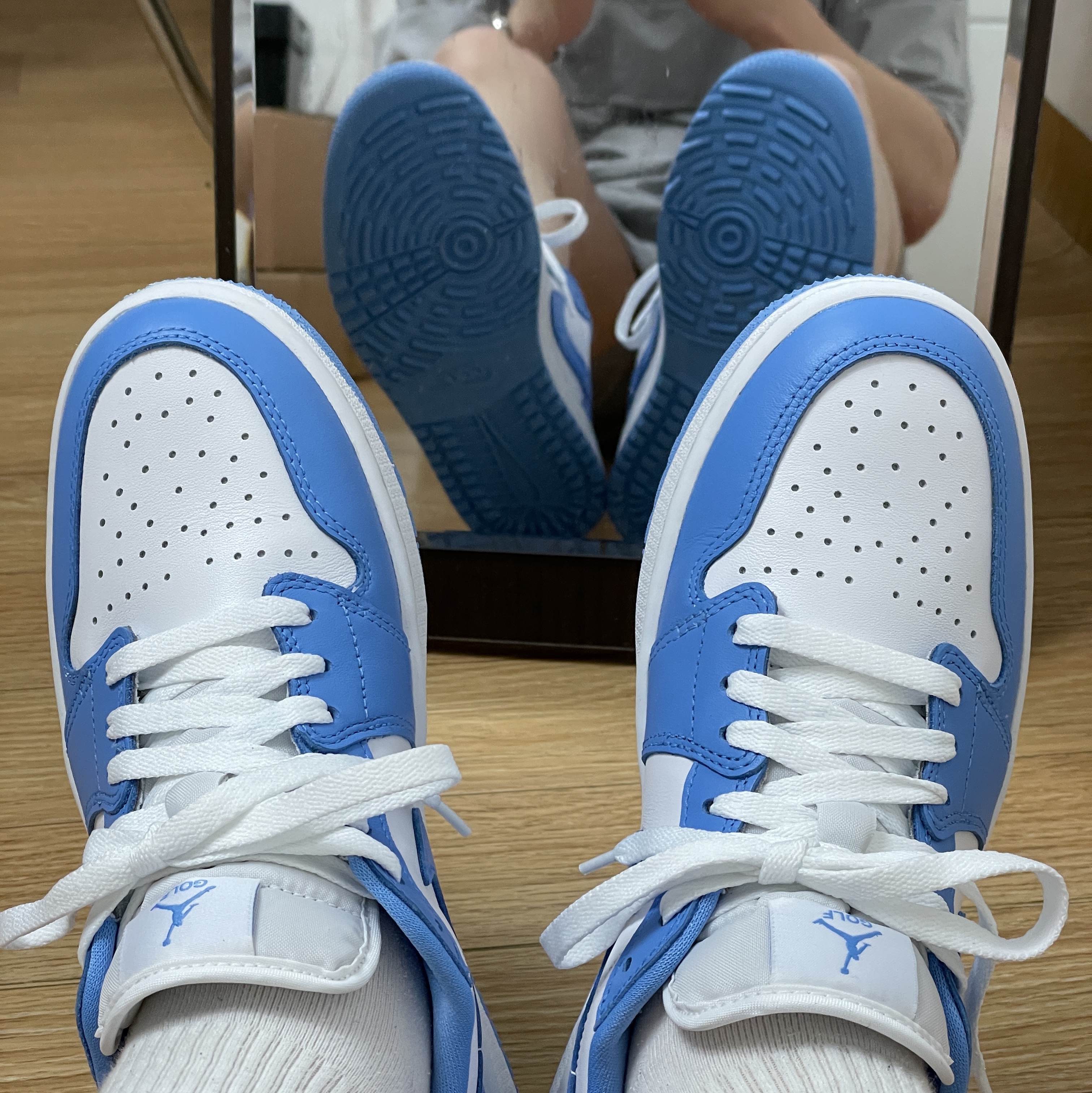 Jordan 1 Low Golf White and University Blue 착용 스타일 - 2