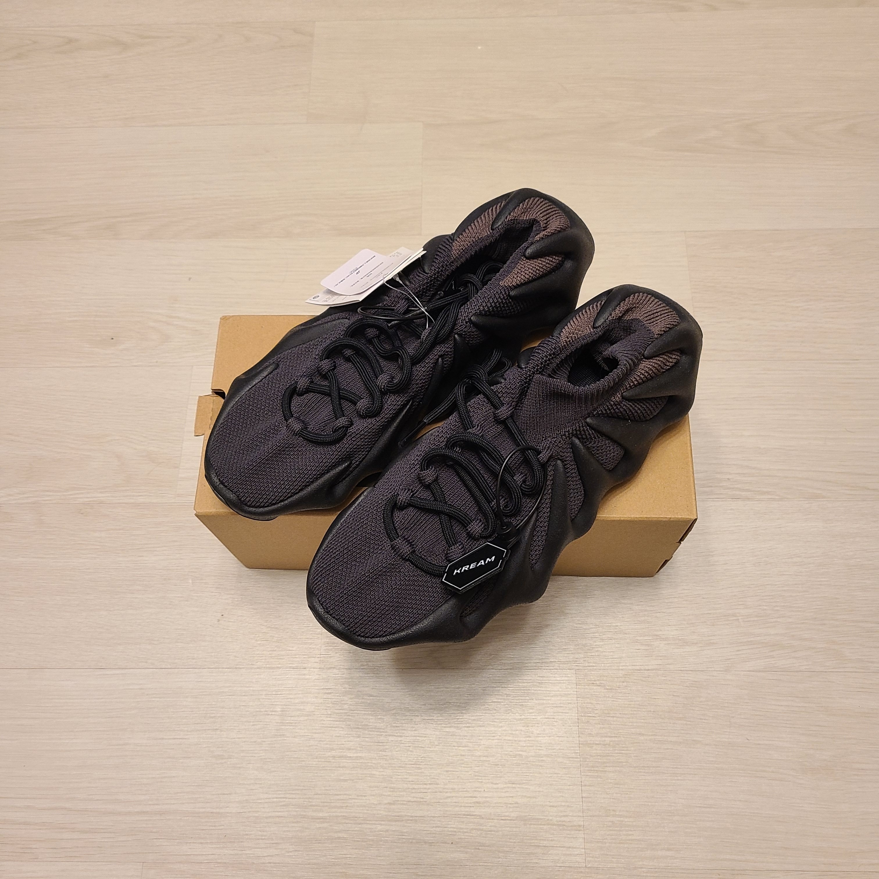 Adidas Yeezy 450 Dark Slate 착용 스타일